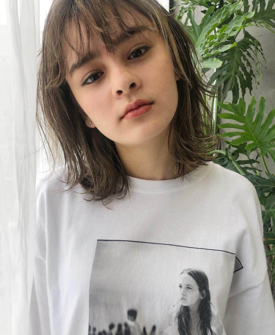 カワシリアツシのインスタグラム：「ハイライトでボブに動きを🌿 ・ ・ ・ ・ブリーチの回数がわからない。 ・値段が気になる。 ・ダメージが心配。など なんでもご気軽にご相談ください😊 ・ ご予約やご相談はURLもしくはDM・LINEにてお待ちしております🙆‍♂️ ・ ・ ・ ご予約はトップページURLをクリック😊 もしくはDMください✉️ ・ ネットで×になってても お取りできるお時間もございますので、 ご気軽にご相談ください🙆‍♂️ ・  #アディクシー #イルミナカラー  #外国人風カラー #ミニボブ #切りっぱなしボブ #ハイライト #外ハネ #グラデーション #外国人風 #ポートレート #美容室 #美容院 #美容学生 #撮影 #東京 #渋谷  #ショートヘア #グレージュ  #ブルージュ #ブリーチ #portrait #フィルムカメラ #hairstyle #ショートカット #haircolor #ハイトーン #데일리룩 #时尚 #แฟชั่น#デジキュア」