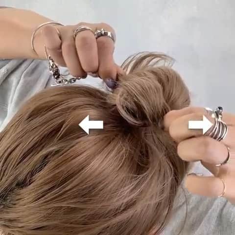 のインスタグラム：「✔style by @younegi 【 #ALBUM動画_アレンジ_ミディアム】 ↑別パターンはこちら↑ . cut + color ¥3,500~ double color ¥8,000~ treatment ¥2,000~ etc... ※店舗により料金が異なります。 . . お団子の引き出し方◎ . 輪っかの部分を指で 5㎜ほどつまみ、左右に引っ張り合うと 丸くほぐせます！ . 細めにつまむのがポイントです☺︎ 是非、参考にして下さい◎ . . こちらのスタイルは 原宿店の根岸 優（ @younegi ） が担当いたしました！ . 何かご不明点がございましたら お気軽にコメントください。 . 担当スタイリストからも コメントいたします！ . ALBUM（ @album_hair ） . . TV、CM、映画、広告、タレント、 ミュージシャン、雑誌、ブライダルなどの ヘアメイクも承っております。 . 【お問い合わせ先】 ALBUM OFFICE TEL / 03-6712-5547 FAX / 03-6712-5548 MAIL / info@album-hair.com . . . #ミディアム #ミディアムヘア #美容室 #ヘア #ヘアセット #セルフ #カラー #ハイライト #グレージュ #外国人風カラー #ハイライトカラー #ヘアアレンジ #アレンジ #お団子ヘア #インサ #美容師 #髮型 #髮型師 #髮型設計#攝影 #染髮 #发型 #護髮 #日系髮型#ทรงผม #헤어 #염색 #단발머리 #haircolor」