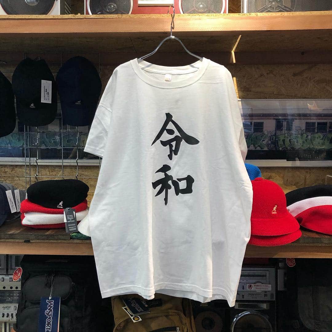 のインスタグラム：「新元号決まりました！！！！﻿ 「令和」﻿ そして早速Tシャツ作りました！🤩🔥﻿ 即日も対応可能ですので記念に作りに来てください！﻿ ﻿ #令和 #新元号 #令和Tシャツ #即日 #プリント ﻿#スピード命  #ダンコレ #ダンサーズコレクション #dancerscollection #tokyo #harajuku」