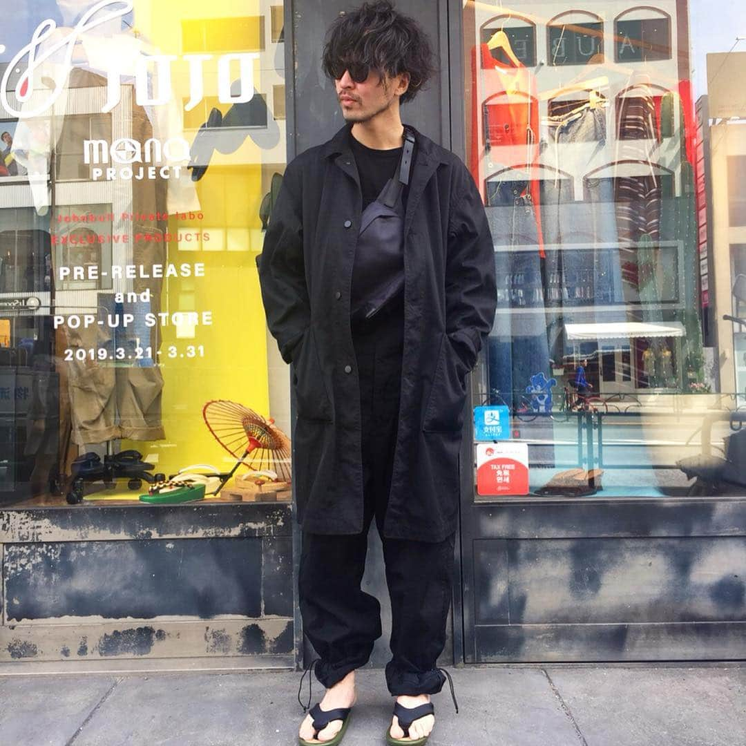 ジョンブルさんのインスタグラム写真 - (ジョンブルInstagram)「. JOJO SANDALS ¥25,000+tax  JOHNBULL coat 12614 / ¥35,000+tax  JOHNBULL salopette 21274 / ¥30,000+tax  JOHNBULL glasses JG229 / ¥18,000+tax  JOJOのサンダルと @johnbull_private_labo_mens の新作オーバーダイシリーズを合わせた春コーデ。  JOJO別注サンダルは本日4/1より一部店舗にて発売！！ JOJO別注サンダル取り扱い店舗: Johnbull Private labo Harajuku Johnbull Private labo class. Johnbull Private labo Kyoto Johnbull Private labo Okayama .  #johnbull #johnbullprivatelabo #jojo #snap  #sandals #springcoat #salopette #sunglasses #black #johnbullblackline #newarrival #newin #line #blackcode #springfashion #coordinate #fashion  #ジョンブル #ジョンブルプライベートラボ #ジョジョ #サンダル #新作入荷 #本日発売 #0401 #ファッション #スナップ #コーディネート #ブラックコーデ #シンプルコーデ #2019ss」4月1日 12時02分 - johnbull_private_labo