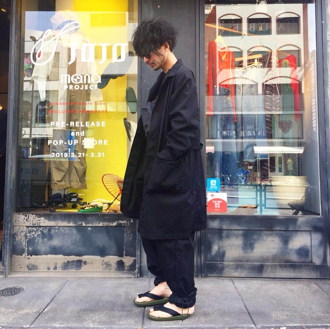 のインスタグラム：「. JOJO SANDALS ¥25,000+tax  JOHNBULL coat 12614 / ¥35,000+tax  JOHNBULL salopette 21274 / ¥30,000+tax  JOHNBULL glasses JG229 / ¥18,000+tax  JOJOのサンダルと @johnbull_private_labo_mens の新作オーバーダイシリーズを合わせた春コーデ。  JOJO別注サンダルは本日4/1より一部店舗にて発売！！ JOJO別注サンダル取り扱い店舗: Johnbull Private labo Harajuku Johnbull Private labo class. Johnbull Private labo Kyoto Johnbull Private labo Okayama .  #johnbull #johnbullprivatelabo #jojo #snap  #sandals #springcoat #salopette #sunglasses #black #johnbullblackline #newarrival #newin #line #blackcode #springfashion #coordinate #fashion  #ジョンブル #ジョンブルプライベートラボ #ジョジョ #サンダル #新作入荷 #本日発売 #0401 #ファッション #スナップ #コーディネート #ブラックコーデ #シンプルコーデ #2019ss」