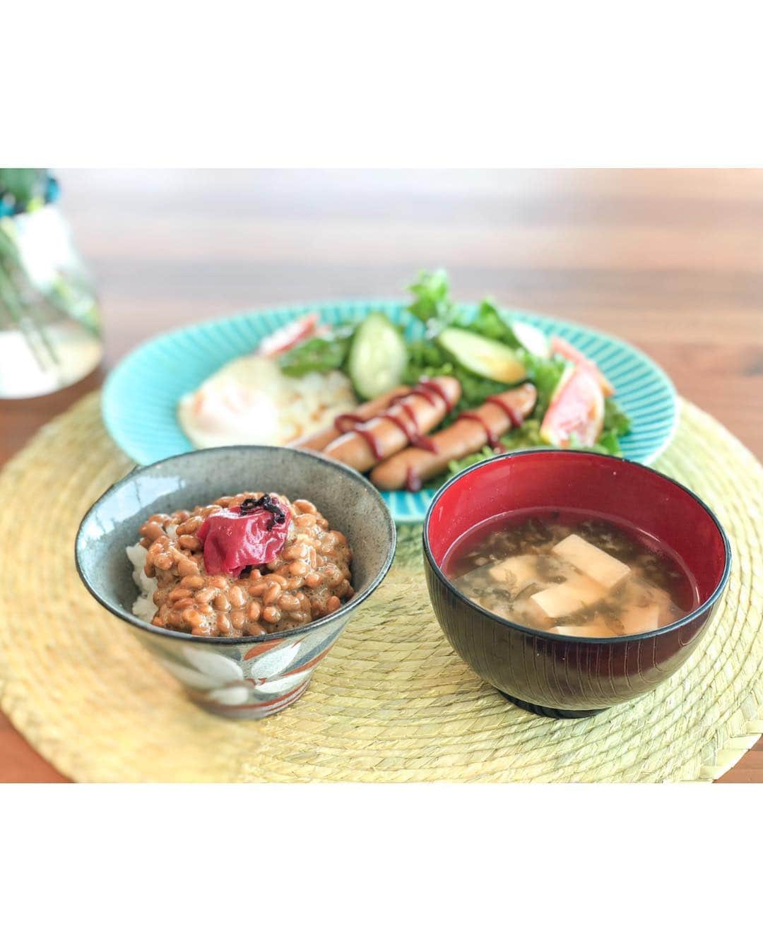 林弓束さんのインスタグラム写真 - (林弓束Instagram)「#ゆづ飯 新元号の発表を心待ちにしながら、食べました。笑 今日のドレッシングは、オリーブオイル➕塩➕醤油➕酢➕にんにくおろし で🥗 ごはんは納豆梅干しで。 新元号は、#令和 だって😆✨ 弓束と同じ万葉集から初めてつけられたらしいよ🙏✨ なんか嬉しい✨ 素敵な時代になりますように！💓 楽しみだね😊」4月1日 12時02分 - hayashiyuzuka