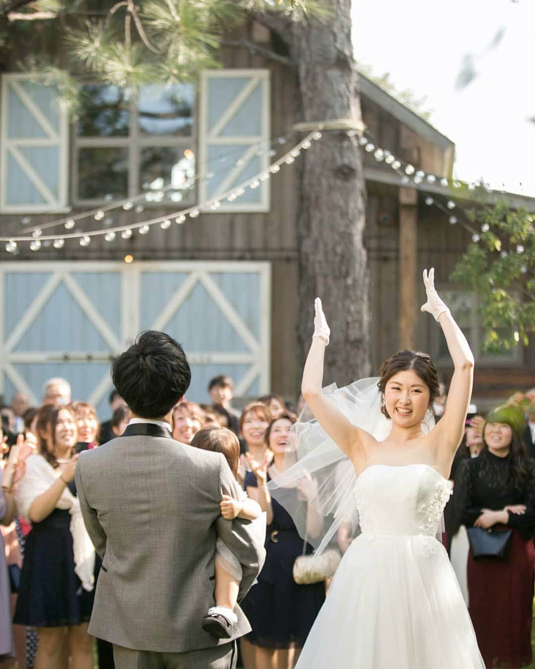BARN&FOREST148さんのインスタグラム写真 - (BARN&FOREST148Instagram)「. 次の幸せは誰の手に ブーケトスで花嫁さんの幸せをお裾分け❁⃘*.ﾟ . . . おとずれる人が幸せで笑顔になれる場所がある @barn_and_forest148  HPもしくはお電話にて お気軽にお問い合わせください♬*゜ . #barnandforest148 #148cafe #barn #148花嫁 #バーンアンドフォレスト #バーンアンドフォレスト148 #レストランウェディング #流山 #流山おおたかの森 #千葉花嫁 #結婚式写真 #結婚式場 #結婚式レポ #プレ花嫁 #卒花嫁 #緑のある結婚式場 #ガーデンのある結婚式場 #日本中のプレ花嫁さんと繋がりたい #全国のプレ花嫁さんと繋がりたい  #こだわりのウェディング #自然  #2019春婚 #2019夏婚 #2019秋婚 #ブーケトス」4月1日 12時07分 - barn_and_forest148