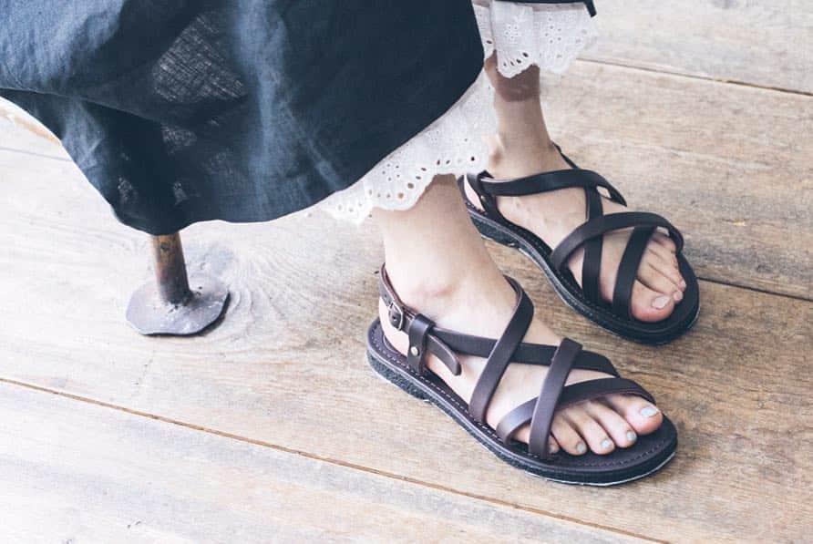 ナチュランさんのインスタグラム写真 - (ナチュランInstagram)「【 duckfeet 】北欧デンマーク生まれの環境にも足にもやさしい“育てる靴”﻿﻿ ﻿﻿﻿﻿﻿ “アヒル靴”の愛称で親しまれている「duckfeet」はデンマーク生まれ。﻿﻿ 「自然なままに」をコンセプトに、ペジタブル染料で色づけしたり、オーガニックコットンなどの天然素材を使用したシューズブランドです。﻿﻿ 環境にも足にもやさしく、レザーならではの味わいも楽しめるサンダルをご紹介します。﻿ ﻿ ﻿ -------------------﻿﻿ 今ならシューズ全品【送料無料】﻿ さらに、安心の【交換・返品送料も無料】です。﻿﻿ ﻿﻿ （2019年4月1日18時まで）﻿﻿ -------------------﻿﻿ ﻿﻿ ﻿﻿ -----------﻿﻿﻿﻿﻿ ■グルカサンダル(A・ブラック)［SED-2K19-0464-A］﻿﻿ メンズライクな印象の、重厚感のあるデザインが特徴のグルカサンダル。甲と足首をしっかり支える幅広のストラップで、フィット感も抜群。厚みのある本革は履きこむほどに柔らかく馴染み、革そのものの風合いが増していく経年変化も楽しみの一つに。﻿﻿ ックスとも相性がいいのでロングシーズン活躍してくれます。﻿﻿ ﻿﻿ ﻿﻿ -----------﻿﻿﻿﻿﻿ ■グルカサンダル(B・チョコレート)［SED-2K19-0464-B］﻿﻿ ブラックよりもやわらかな雰囲気のチョコレートカラーは、ワンピースなどの女性らしい着こなしにもぴったり。﻿﻿ 長く愛用するほど、色や素材の表面感が変化し、自分だけの1足に育ちます。﻿﻿ ﻿﻿ ﻿﻿ ﻿-----------﻿﻿﻿﻿﻿ ■ベルトサンダル(B・チョコレート)［SED-2K19-0463-B］﻿﻿ ■ベルトサンダル(A・ブラック)［SED-2K19-0463-A］﻿﻿ ダックフィートを代表するベルトサンダルの最大の特徴は、インソールの中で1本につながっているストラップ。﻿﻿ 甲の高さや足の形に合わせて引っ張れば、自在に細かく調整することができ、一人一人の足にぴったりとフィットさせることができます。﻿﻿ ﻿﻿ ﻿﻿ ﻿﻿ ------------------------------﻿﻿﻿﻿﻿ ▶️お買いものは写真内のタグをタップしてくださいね。またはプロフィールからもナチュランへリンクしています。→@natulan_official﻿﻿﻿﻿﻿ ﻿﻿ ▶️写真内のタグは、販売中でも消えている場合がございます。ぜひ、ナチュランの検索窓から、商品コード又は商品名を、検索してみてくださいね。﻿﻿﻿﻿﻿ ﻿﻿ ▶️プロフィール画面では、季節のおすすめ商品や、再入荷情報をご紹介しています。ぜひ、ご覧くださいませ。→@natulan_official﻿﻿﻿﻿﻿ ﻿﻿﻿﻿﻿ -----------﻿﻿﻿﻿﻿ #lifewear #今日のコーデ #コーディネート #ファッション #ナチュラル #ナチュラン #natulan #日々の暮らし #暮らしを楽しむ #シンプルライフ #シンプルコーデ #シンプル #暮らし #春夏コーデ #大人コーデ #春カラー　#春夏シューズ #春シューズ #新生活　#新生活応援　#サンダル　#ナチュラルコーデ　#足元倶楽部　#足元コーデ　#ブラウス　#北欧テイスト #北欧ナチュラル #北欧 #ナチュラン特選」4月1日 12時03分 - natulan_official