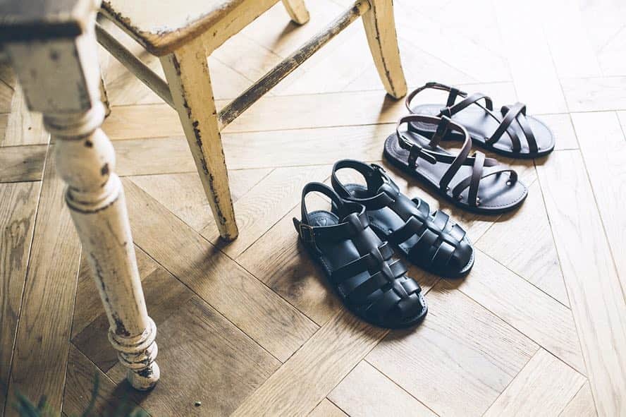 ナチュランさんのインスタグラム写真 - (ナチュランInstagram)「【 duckfeet 】北欧デンマーク生まれの環境にも足にもやさしい“育てる靴”﻿﻿ ﻿﻿﻿﻿﻿ “アヒル靴”の愛称で親しまれている「duckfeet」はデンマーク生まれ。﻿﻿ 「自然なままに」をコンセプトに、ペジタブル染料で色づけしたり、オーガニックコットンなどの天然素材を使用したシューズブランドです。﻿﻿ 環境にも足にもやさしく、レザーならではの味わいも楽しめるサンダルをご紹介します。﻿ ﻿ ﻿ -------------------﻿﻿ 今ならシューズ全品【送料無料】﻿ さらに、安心の【交換・返品送料も無料】です。﻿﻿ ﻿﻿ （2019年4月1日18時まで）﻿﻿ -------------------﻿﻿ ﻿﻿ ﻿﻿ -----------﻿﻿﻿﻿﻿ ■グルカサンダル(A・ブラック)［SED-2K19-0464-A］﻿﻿ メンズライクな印象の、重厚感のあるデザインが特徴のグルカサンダル。甲と足首をしっかり支える幅広のストラップで、フィット感も抜群。厚みのある本革は履きこむほどに柔らかく馴染み、革そのものの風合いが増していく経年変化も楽しみの一つに。﻿﻿ ックスとも相性がいいのでロングシーズン活躍してくれます。﻿﻿ ﻿﻿ ﻿﻿ -----------﻿﻿﻿﻿﻿ ■グルカサンダル(B・チョコレート)［SED-2K19-0464-B］﻿﻿ ブラックよりもやわらかな雰囲気のチョコレートカラーは、ワンピースなどの女性らしい着こなしにもぴったり。﻿﻿ 長く愛用するほど、色や素材の表面感が変化し、自分だけの1足に育ちます。﻿﻿ ﻿﻿ ﻿﻿ ﻿-----------﻿﻿﻿﻿﻿ ■ベルトサンダル(B・チョコレート)［SED-2K19-0463-B］﻿﻿ ■ベルトサンダル(A・ブラック)［SED-2K19-0463-A］﻿﻿ ダックフィートを代表するベルトサンダルの最大の特徴は、インソールの中で1本につながっているストラップ。﻿﻿ 甲の高さや足の形に合わせて引っ張れば、自在に細かく調整することができ、一人一人の足にぴったりとフィットさせることができます。﻿﻿ ﻿﻿ ﻿﻿ ﻿﻿ ------------------------------﻿﻿﻿﻿﻿ ▶️お買いものは写真内のタグをタップしてくださいね。またはプロフィールからもナチュランへリンクしています。→@natulan_official﻿﻿﻿﻿﻿ ﻿﻿ ▶️写真内のタグは、販売中でも消えている場合がございます。ぜひ、ナチュランの検索窓から、商品コード又は商品名を、検索してみてくださいね。﻿﻿﻿﻿﻿ ﻿﻿ ▶️プロフィール画面では、季節のおすすめ商品や、再入荷情報をご紹介しています。ぜひ、ご覧くださいませ。→@natulan_official﻿﻿﻿﻿﻿ ﻿﻿﻿﻿﻿ -----------﻿﻿﻿﻿﻿ #lifewear #今日のコーデ #コーディネート #ファッション #ナチュラル #ナチュラン #natulan #日々の暮らし #暮らしを楽しむ #シンプルライフ #シンプルコーデ #シンプル #暮らし #春夏コーデ #大人コーデ #春カラー　#春夏シューズ #春シューズ #新生活　#新生活応援　#サンダル　#ナチュラルコーデ　#足元倶楽部　#足元コーデ　#ブラウス　#北欧テイスト #北欧ナチュラル #北欧 #ナチュラン特選」4月1日 12時03分 - natulan_official