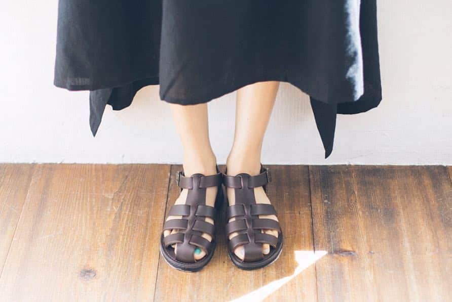 ナチュランさんのインスタグラム写真 - (ナチュランInstagram)「【 duckfeet 】北欧デンマーク生まれの環境にも足にもやさしい“育てる靴”﻿﻿ ﻿﻿﻿﻿﻿ “アヒル靴”の愛称で親しまれている「duckfeet」はデンマーク生まれ。﻿﻿ 「自然なままに」をコンセプトに、ペジタブル染料で色づけしたり、オーガニックコットンなどの天然素材を使用したシューズブランドです。﻿﻿ 環境にも足にもやさしく、レザーならではの味わいも楽しめるサンダルをご紹介します。﻿ ﻿ ﻿ -------------------﻿﻿ 今ならシューズ全品【送料無料】﻿ さらに、安心の【交換・返品送料も無料】です。﻿﻿ ﻿﻿ （2019年4月1日18時まで）﻿﻿ -------------------﻿﻿ ﻿﻿ ﻿﻿ -----------﻿﻿﻿﻿﻿ ■グルカサンダル(A・ブラック)［SED-2K19-0464-A］﻿﻿ メンズライクな印象の、重厚感のあるデザインが特徴のグルカサンダル。甲と足首をしっかり支える幅広のストラップで、フィット感も抜群。厚みのある本革は履きこむほどに柔らかく馴染み、革そのものの風合いが増していく経年変化も楽しみの一つに。﻿﻿ ックスとも相性がいいのでロングシーズン活躍してくれます。﻿﻿ ﻿﻿ ﻿﻿ -----------﻿﻿﻿﻿﻿ ■グルカサンダル(B・チョコレート)［SED-2K19-0464-B］﻿﻿ ブラックよりもやわらかな雰囲気のチョコレートカラーは、ワンピースなどの女性らしい着こなしにもぴったり。﻿﻿ 長く愛用するほど、色や素材の表面感が変化し、自分だけの1足に育ちます。﻿﻿ ﻿﻿ ﻿﻿ ﻿-----------﻿﻿﻿﻿﻿ ■ベルトサンダル(B・チョコレート)［SED-2K19-0463-B］﻿﻿ ■ベルトサンダル(A・ブラック)［SED-2K19-0463-A］﻿﻿ ダックフィートを代表するベルトサンダルの最大の特徴は、インソールの中で1本につながっているストラップ。﻿﻿ 甲の高さや足の形に合わせて引っ張れば、自在に細かく調整することができ、一人一人の足にぴったりとフィットさせることができます。﻿﻿ ﻿﻿ ﻿﻿ ﻿﻿ ------------------------------﻿﻿﻿﻿﻿ ▶️お買いものは写真内のタグをタップしてくださいね。またはプロフィールからもナチュランへリンクしています。→@natulan_official﻿﻿﻿﻿﻿ ﻿﻿ ▶️写真内のタグは、販売中でも消えている場合がございます。ぜひ、ナチュランの検索窓から、商品コード又は商品名を、検索してみてくださいね。﻿﻿﻿﻿﻿ ﻿﻿ ▶️プロフィール画面では、季節のおすすめ商品や、再入荷情報をご紹介しています。ぜひ、ご覧くださいませ。→@natulan_official﻿﻿﻿﻿﻿ ﻿﻿﻿﻿﻿ -----------﻿﻿﻿﻿﻿ #lifewear #今日のコーデ #コーディネート #ファッション #ナチュラル #ナチュラン #natulan #日々の暮らし #暮らしを楽しむ #シンプルライフ #シンプルコーデ #シンプル #暮らし #春夏コーデ #大人コーデ #春カラー　#春夏シューズ #春シューズ #新生活　#新生活応援　#サンダル　#ナチュラルコーデ　#足元倶楽部　#足元コーデ　#ブラウス　#北欧テイスト #北欧ナチュラル #北欧 #ナチュラン特選」4月1日 12時03分 - natulan_official