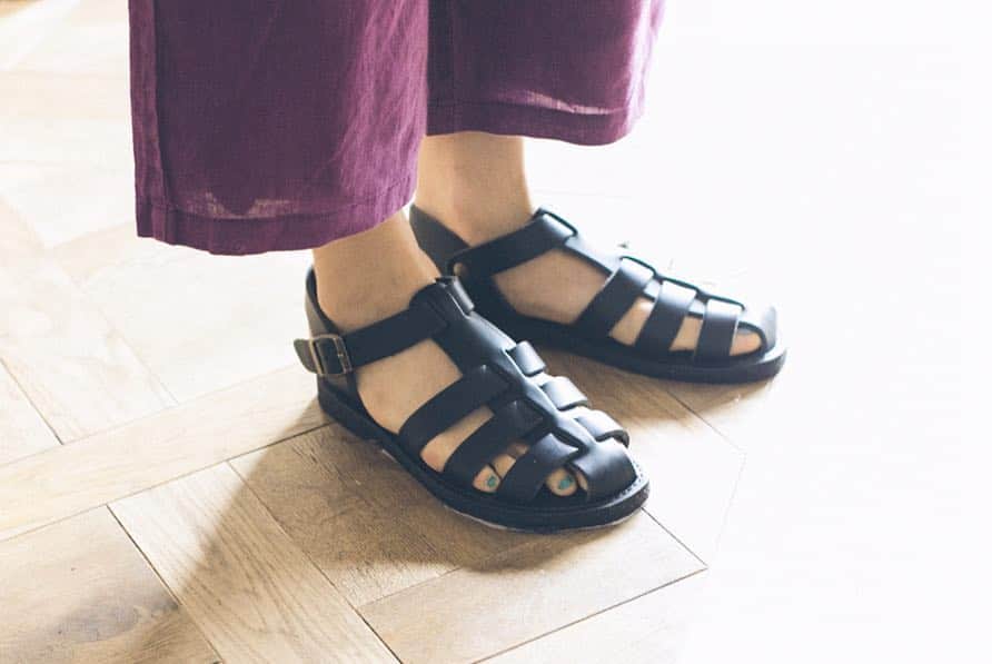 ナチュランさんのインスタグラム写真 - (ナチュランInstagram)「【 duckfeet 】北欧デンマーク生まれの環境にも足にもやさしい“育てる靴”﻿﻿ ﻿﻿﻿﻿﻿ “アヒル靴”の愛称で親しまれている「duckfeet」はデンマーク生まれ。﻿﻿ 「自然なままに」をコンセプトに、ペジタブル染料で色づけしたり、オーガニックコットンなどの天然素材を使用したシューズブランドです。﻿﻿ 環境にも足にもやさしく、レザーならではの味わいも楽しめるサンダルをご紹介します。﻿ ﻿ ﻿ -------------------﻿﻿ 今ならシューズ全品【送料無料】﻿ さらに、安心の【交換・返品送料も無料】です。﻿﻿ ﻿﻿ （2019年4月1日18時まで）﻿﻿ -------------------﻿﻿ ﻿﻿ ﻿﻿ -----------﻿﻿﻿﻿﻿ ■グルカサンダル(A・ブラック)［SED-2K19-0464-A］﻿﻿ メンズライクな印象の、重厚感のあるデザインが特徴のグルカサンダル。甲と足首をしっかり支える幅広のストラップで、フィット感も抜群。厚みのある本革は履きこむほどに柔らかく馴染み、革そのものの風合いが増していく経年変化も楽しみの一つに。﻿﻿ ックスとも相性がいいのでロングシーズン活躍してくれます。﻿﻿ ﻿﻿ ﻿﻿ -----------﻿﻿﻿﻿﻿ ■グルカサンダル(B・チョコレート)［SED-2K19-0464-B］﻿﻿ ブラックよりもやわらかな雰囲気のチョコレートカラーは、ワンピースなどの女性らしい着こなしにもぴったり。﻿﻿ 長く愛用するほど、色や素材の表面感が変化し、自分だけの1足に育ちます。﻿﻿ ﻿﻿ ﻿﻿ ﻿-----------﻿﻿﻿﻿﻿ ■ベルトサンダル(B・チョコレート)［SED-2K19-0463-B］﻿﻿ ■ベルトサンダル(A・ブラック)［SED-2K19-0463-A］﻿﻿ ダックフィートを代表するベルトサンダルの最大の特徴は、インソールの中で1本につながっているストラップ。﻿﻿ 甲の高さや足の形に合わせて引っ張れば、自在に細かく調整することができ、一人一人の足にぴったりとフィットさせることができます。﻿﻿ ﻿﻿ ﻿﻿ ﻿﻿ ------------------------------﻿﻿﻿﻿﻿ ▶️お買いものは写真内のタグをタップしてくださいね。またはプロフィールからもナチュランへリンクしています。→@natulan_official﻿﻿﻿﻿﻿ ﻿﻿ ▶️写真内のタグは、販売中でも消えている場合がございます。ぜひ、ナチュランの検索窓から、商品コード又は商品名を、検索してみてくださいね。﻿﻿﻿﻿﻿ ﻿﻿ ▶️プロフィール画面では、季節のおすすめ商品や、再入荷情報をご紹介しています。ぜひ、ご覧くださいませ。→@natulan_official﻿﻿﻿﻿﻿ ﻿﻿﻿﻿﻿ -----------﻿﻿﻿﻿﻿ #lifewear #今日のコーデ #コーディネート #ファッション #ナチュラル #ナチュラン #natulan #日々の暮らし #暮らしを楽しむ #シンプルライフ #シンプルコーデ #シンプル #暮らし #春夏コーデ #大人コーデ #春カラー　#春夏シューズ #春シューズ #新生活　#新生活応援　#サンダル　#ナチュラルコーデ　#足元倶楽部　#足元コーデ　#ブラウス　#北欧テイスト #北欧ナチュラル #北欧 #ナチュラン特選」4月1日 12時03分 - natulan_official