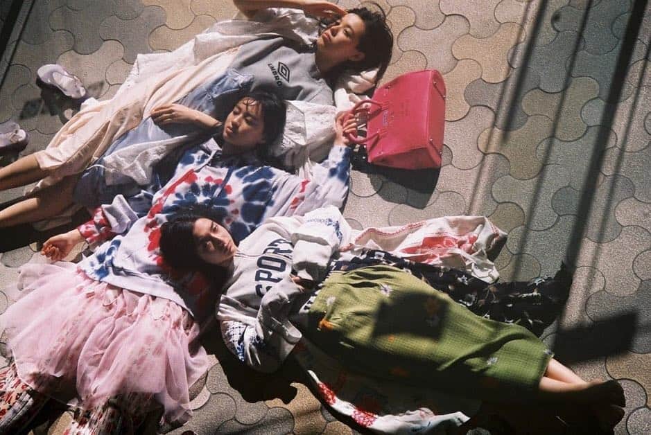 のインスタグラム：「【WALL】 2019 Spring Summer Collection  WALLの新作コレクションカタログを各店にて配布中です。ぜひご覧ください。  MODEL Mana Takase @manatakase_ Junko Kato @_katojun_ Kurumi @kurumi_0125_ (Holiday management)  #wall #fashion #newarrivals #fashion #19ss #spring #summer #styling #layers #lookbook #hpfrance #アッシュペーフランス #howpeoplelive」