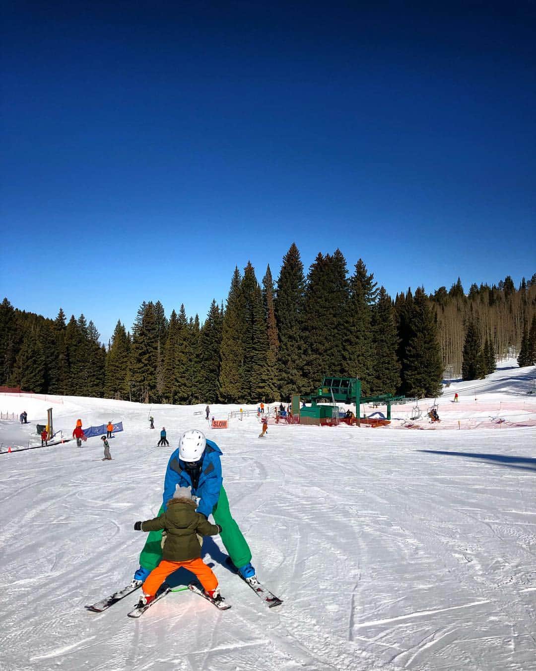 ダニエラ・ルーアさんのインスタグラム写真 - (ダニエラ・ルーアInstagram)「Getting in those ski miles early... daddy and his little girl 🤗 — A coleccionar as milhas de ski cedo... o papá e a sua filhota 🤗 — #familytime #daddy #mommy #kids #cubs #Idaho #ski #startemearly #sunnyday #snow」4月1日 12時08分 - danielaruah