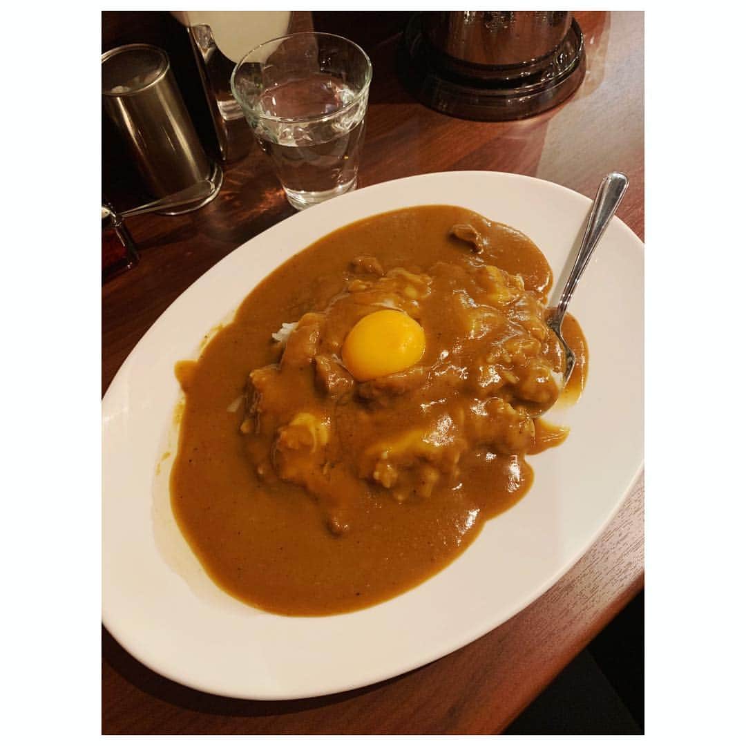 愛可さんのインスタグラム写真 - (愛可Instagram)「・ 赤坂に今日オープンした、『大阪マドラスカレー』へ ・ ・ 甘くてまろやかなのに、後から辛い！ クセになりそうな、大阪甘辛カレー。 私はチーズと生卵をトッピング。 大阪の名店、『カレーや マドラス』ののれん分けのお店で、 大阪の味そのままです！ 美味しかった🙋‍♀️ ・ ・ 大阪マドラスカレー 港区赤坂3-14-8 赤坂相模屋ビル1階 03-6230-9099 ・ ・ #大阪マドラスカレー  #マドラスカレー #カレー部」4月1日 12時09分 - aikick