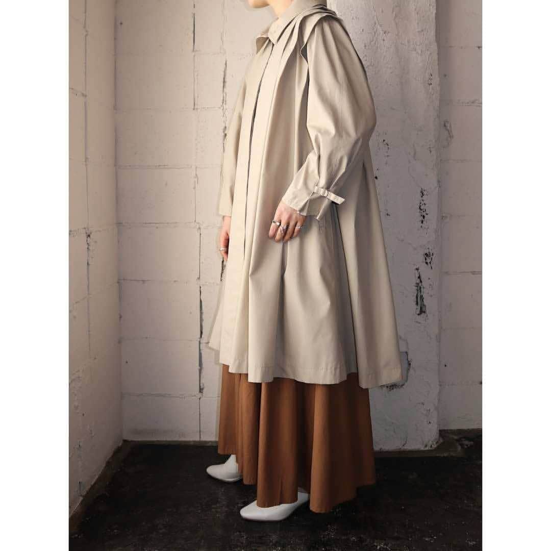 吉祥寺 古着屋 Orfeoのインスタグラム：「Pleated Shoulder Coat  #Orfeo #Kichijoji #Tokyo #vintage #used #fashion #coodinate #outfits  掲載商品のお問い合わせはメールにて承っております。コメント、DMでのお問い合わせは受け付けておりませんのでご了承ください。」