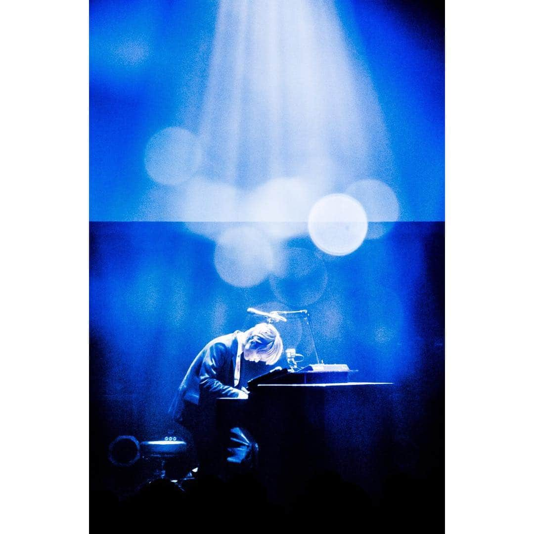 杉本雄治のインスタグラム：「03/31 WEAVER 14th Tour 2019「I'm calling you〜流星前夜〜」in Tokyo⠀ ⠀ Photo by @hamanokazushi ⠀⠀ #WEAVER #band #piano #rock #pop #music #japan #kobe #杉本雄治 #奥野翔太 #河邉徹 #id2 #流星コーリング #リヴィジョンズ #カーテンコール #10周年 #神戸国際会館⠀#平成 #令和」