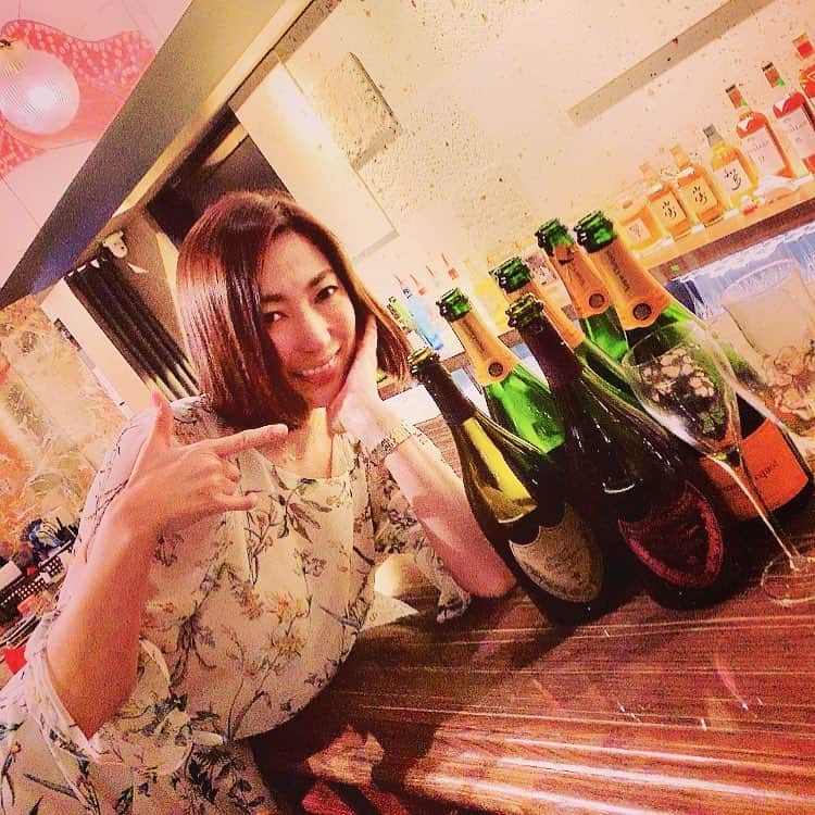 のインスタグラム：「仙台2日間ありがとうございました〜( ^ω^ ) ドンペリピンクもいただきました〜！！ 楽しかった♩ #仙台 #シュンガ #キャバクラ #ドンペリ #ヴーヴクリコ #donperignon #veuveclicquot」