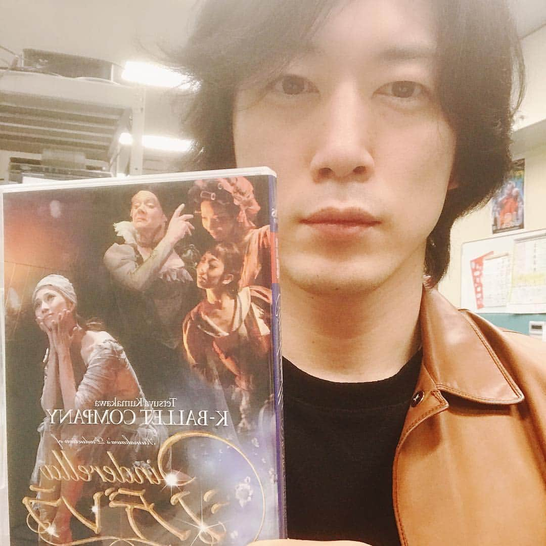 宮尾俊太郎さんのインスタグラム写真 - (宮尾俊太郎Instagram)「今日は休演日で、 これからラジオに出演させていただきます！ #こんちはコンちゃんお昼ですよ  #kバレエ #kballet #バレエ #ballet #dancer #miyao #shuntaro #宮尾俊太郎 #japan #tokyo #mbsラジオ」4月1日 12時19分 - shuntaro_miyao