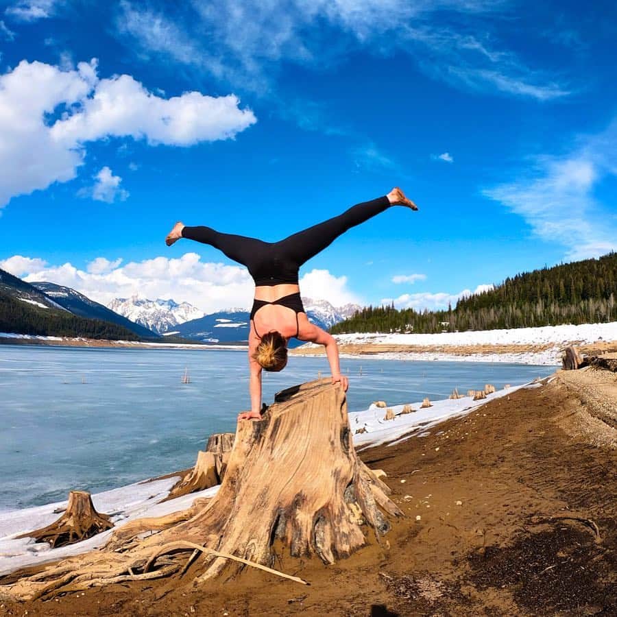 ジェイミー・アンダーソンのインスタグラム：「Kinbasket lake, BC. Where three different mountain ranges meet and where the Columbia river begins. Power point ✨💙🙌 comment below if you wana see the behind the scenes video of getting this shot 😂 • • • #Nature #kinbasketlake #columbiariver #handstand #yoga #GoPro ( shot on my @gopro #GoProHero7 - black on time lapse mode) 👌」