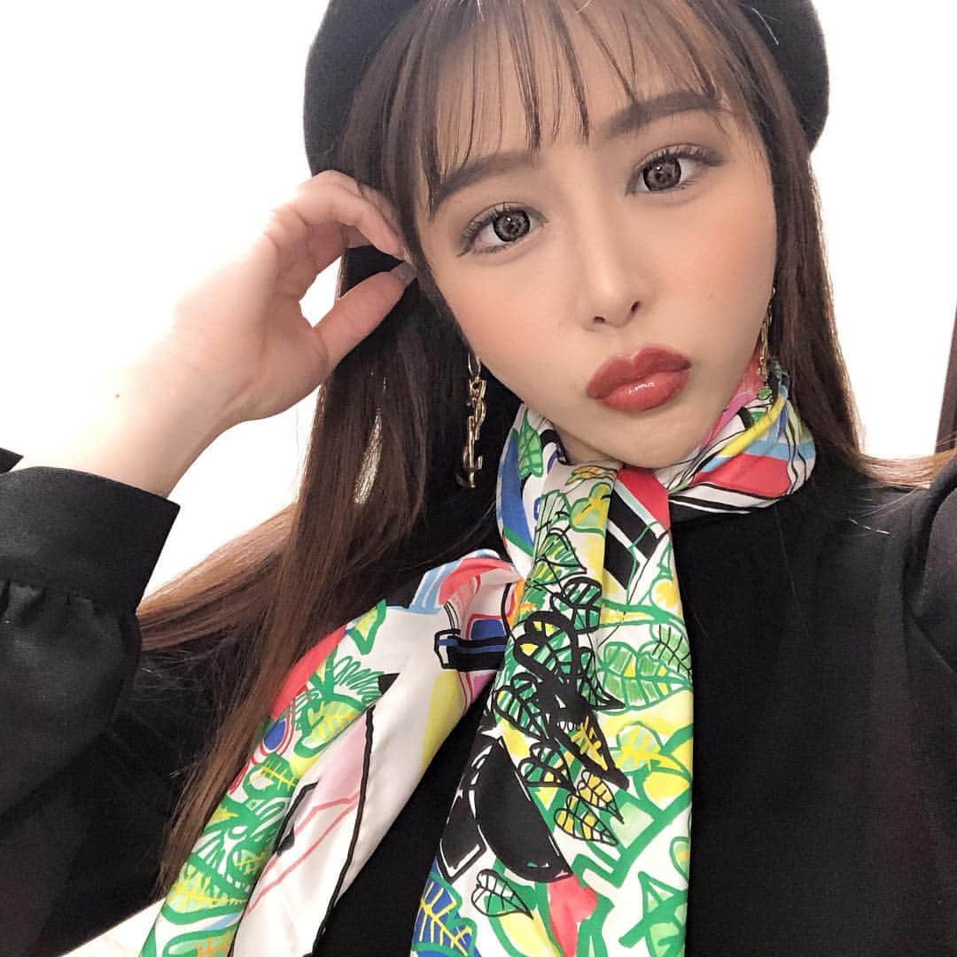 神宮 若奈さんのインスタグラム写真 - (神宮 若奈Instagram)「可愛い可愛いスカーフちゃん🌿 春夏用に買ってたのでついにデビュー💗 . . 新元号が発表されましたね🌟 . 私が生まれた平成が自分が25歳の時に 変わるなんておもってもみなかったです！ . 生きているうちにあと何回元号が変わるんだろ！ たのしみー✨ . . @hermes  #元号 #新元号 #平成 #令和 #日本 #ootd #fashion #code #outfit #スカーフ #春ファッション #ss #hermes #heisei #reiwa #綺麗 #japanese #japan #instagood #like #follow #follower #sakura #お花見 #春コーデ #春服 #桜」4月1日 12時33分 - jinguwakana