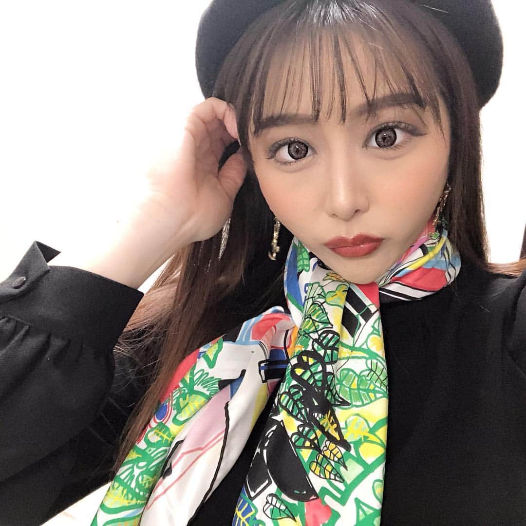 神宮 若奈さんのインスタグラム写真 - (神宮 若奈Instagram)「可愛い可愛いスカーフちゃん🌿 春夏用に買ってたのでついにデビュー💗 . . 新元号が発表されましたね🌟 . 私が生まれた平成が自分が25歳の時に 変わるなんておもってもみなかったです！ . 生きているうちにあと何回元号が変わるんだろ！ たのしみー✨ . . @hermes  #元号 #新元号 #平成 #令和 #日本 #ootd #fashion #code #outfit #スカーフ #春ファッション #ss #hermes #heisei #reiwa #綺麗 #japanese #japan #instagood #like #follow #follower #sakura #お花見 #春コーデ #春服 #桜」4月1日 12時33分 - jinguwakana