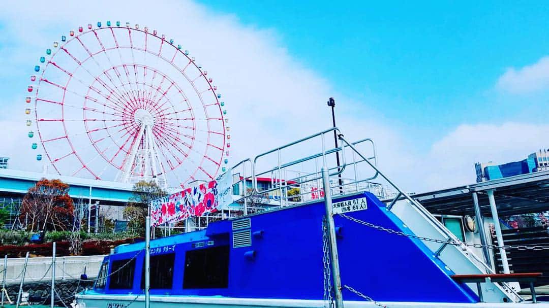 のインスタグラム：「🎡 . . 『#隅田川お花見CHANDONクルーズ』 昨日と一昨日の2日間は、当初用意していたお席が満席となったため、【お台場特別便】を運航しました。 . . パレットタウンの観覧車とクルーザーのコラボも良いですね📸✨ . 隅田川の桜やスカイツリーも楽しめ、皆さま笑顔で無事にクルーズを終えました🛥 . . 桜が咲いてからのこの数日、少し気温が低かったためか、隅田川の桜は今日くらいが一番の満開日の様子👀☝️ . 『隅田川お花見CHANDONクルーズ』の勝どき出航の通常便はまだまだ予約可能です📣 満開の桜、そして待った桜の花びらが水面に織りなす花筏も楽しめます🌸 . #隅田川 #隅田川クルーズ #お花見クルーズ #お花見シャンドン #ohanamichandon  #お花見chandonクルーズ #お花見 #ohanami #桜 #sakura #アニバーサリークルーズ #anniversarycruise」
