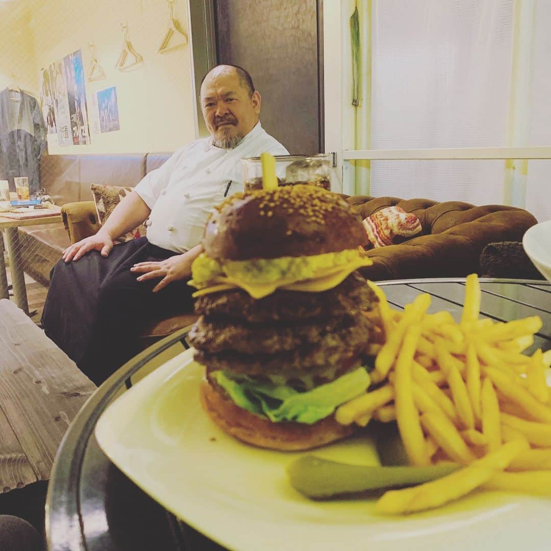 小澤雄太さんのインスタグラム写真 - (小澤雄太Instagram)「PAMPA BURGER DINING 男気バーガー食べてきました。 ハンバーガーで気合いが伝わりますが。 店長も気合い入ってます。  鼓動高鳴る〜✨ ご馳走様でした！  #食べられる前に食べる #パンパバーガー #幹小林 #腕っ節 #hamburger #男気 #男THEバーガー #yuta_ozawa #ozatts #おざっつ」4月1日 12時27分 - yuta_ozawa_official