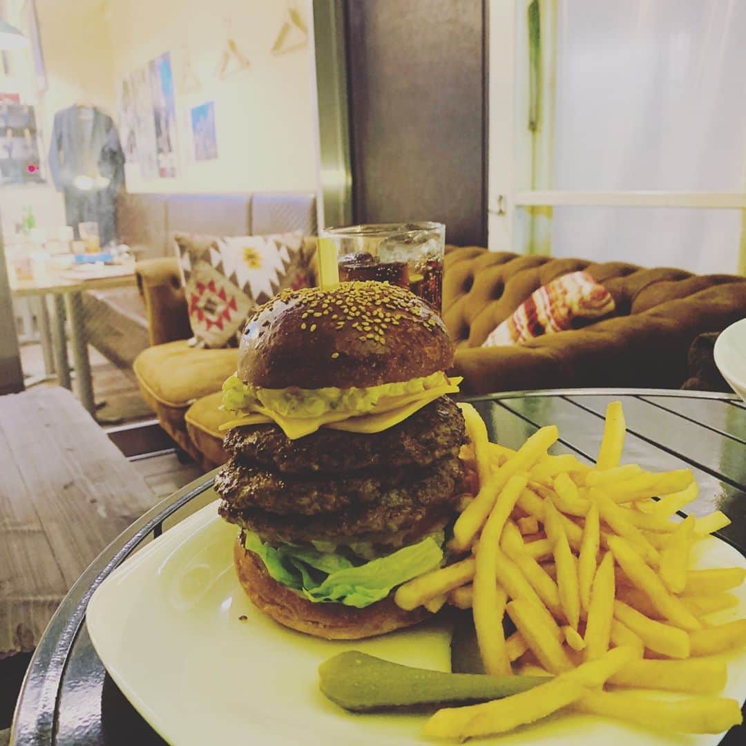 のインスタグラム：「PAMPA BURGER DINING 男気バーガー食べてきました。 ハンバーガーで気合いが伝わりますが。 店長も気合い入ってます。  鼓動高鳴る〜✨ ご馳走様でした！  #食べられる前に食べる #パンパバーガー #幹小林 #腕っ節 #hamburger #男気 #男THEバーガー #yuta_ozawa #ozatts #おざっつ」