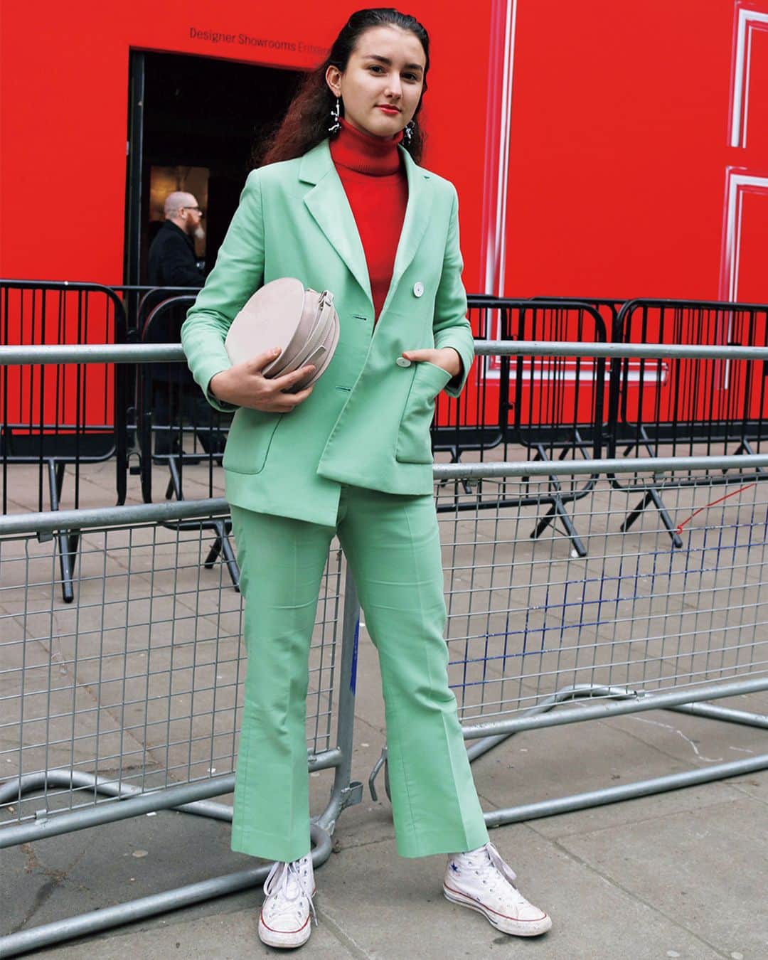 のインスタグラム：「2019AWのファッションウィーク中にトレンドをオリジナルスタイルに落とし込むNYとLONDONのボーイズ＆ガールズをストリートにてハンティング！　いくつものトレンドからフェイバリットなスタイリングを見つけてファッションマインドをアップデートして。  may issue TURN YOUR FLASH ON ME!  photography for ny @uwarei photography for london @tatyanajintorutherston」