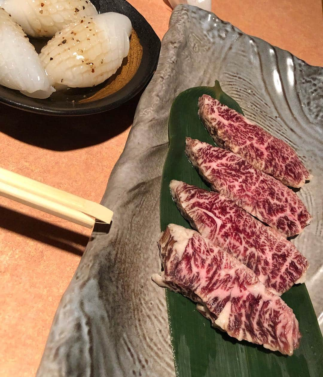 甘糟記子さんのインスタグラム写真 - (甘糟記子Instagram)「昨日の焼肉はきたうち牧場美崎店へ！  牧場直営とあってすごく評価は高かったけど、、、 我が家としてはかなり無し！（笑）  特選ハラミ3500円で冷凍コチコチのままのこの4切れがきたんだけど、 塩味でとお願いしたら、厨房に通ってなかったみたいで、焼くときに自分でふってくださいと、味塩こしょうを渡されました。 うーん、3500円でコレはないよね。 正直これなら東京でもっと美味しいお肉食べられるわ（笑） 牧場直営ならそれなりのコスパと味がなければお得な感じしませんよね〜。 冷麺も後で、って言ったのにすぐ出されたし、基本ちょっと上からな態度の店員さんが多くて残念な感じでした。  ちなみに、あとは特上ロースと、特上カルビお願いして、カルビは筋っぽかったから、ロースの方がいいかもです。 あと、ハンバーグは美味しかった！  帰ってからは気を取り直して、途中で買ってたケーキを食べたり、カールおじさんがマークのお菓子屋さんで買った駄菓子を食べたり( ^ω^ )  毎日すっかり夜更かしだわ〜(≧∀≦) #きたうち牧場#石垣島#焼肉#食べ比べ#家族旅行#子連れ旅#旅好き」4月1日 12時33分 - norihey924