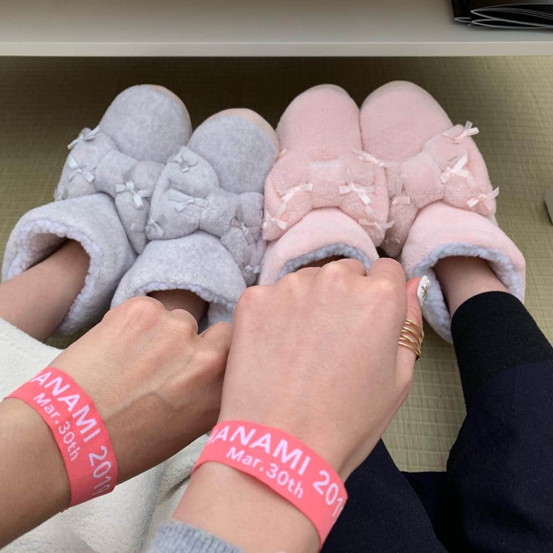 梅野舞さんのインスタグラム写真 - (梅野舞Instagram)「新元号「令和」  万葉集の梅の花から取ったものみたい。  新しい時代のはじまりですね🎉  3.30に開催された OHANAMI 2019 #すごい花見 🌸 🌸  ゲストさん達への心配りは もう至れり尽くせり😍 ルームシューズも種類豊富で ケータリング、有名店のお弁当、ズワイガニや伊勢海老まで🦞  各テーブルにも ベーグルやお菓子  ブランケットに充電器まで 一日中ここに居たかった😍✨ 見上げれば綺麗な桜  素敵空間で過ごす時間は 贅沢で幸せな時間に …happy💋  #新元号#令和#万葉集#新しい時代#お花見#桜#代々木公園 #すごい花見#贅沢#happy#ルームシューズ#ケータリング#キッズエリア#ソファー#sp#instagood #instapic#instafood #instaflower」4月1日 12時31分 - mai.umeno