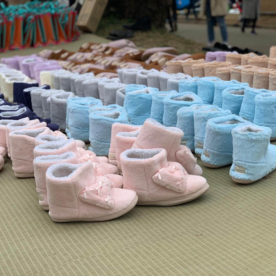 梅野舞さんのインスタグラム写真 - (梅野舞Instagram)「新元号「令和」  万葉集の梅の花から取ったものみたい。  新しい時代のはじまりですね🎉  3.30に開催された OHANAMI 2019 #すごい花見 🌸 🌸  ゲストさん達への心配りは もう至れり尽くせり😍 ルームシューズも種類豊富で ケータリング、有名店のお弁当、ズワイガニや伊勢海老まで🦞  各テーブルにも ベーグルやお菓子  ブランケットに充電器まで 一日中ここに居たかった😍✨ 見上げれば綺麗な桜  素敵空間で過ごす時間は 贅沢で幸せな時間に …happy💋  #新元号#令和#万葉集#新しい時代#お花見#桜#代々木公園 #すごい花見#贅沢#happy#ルームシューズ#ケータリング#キッズエリア#ソファー#sp#instagood #instapic#instafood #instaflower」4月1日 12時31分 - mai.umeno