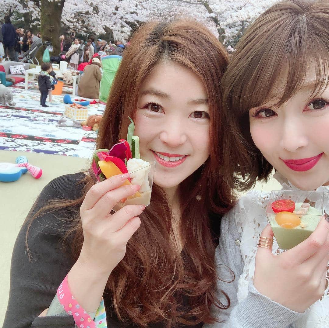 梅野舞さんのインスタグラム写真 - (梅野舞Instagram)「新元号「令和」  万葉集の梅の花から取ったものみたい。  新しい時代のはじまりですね🎉  3.30に開催された OHANAMI 2019 #すごい花見 🌸 🌸  ゲストさん達への心配りは もう至れり尽くせり😍 ルームシューズも種類豊富で ケータリング、有名店のお弁当、ズワイガニや伊勢海老まで🦞  各テーブルにも ベーグルやお菓子  ブランケットに充電器まで 一日中ここに居たかった😍✨ 見上げれば綺麗な桜  素敵空間で過ごす時間は 贅沢で幸せな時間に …happy💋  #新元号#令和#万葉集#新しい時代#お花見#桜#代々木公園 #すごい花見#贅沢#happy#ルームシューズ#ケータリング#キッズエリア#ソファー#sp#instagood #instapic#instafood #instaflower」4月1日 12時31分 - mai.umeno