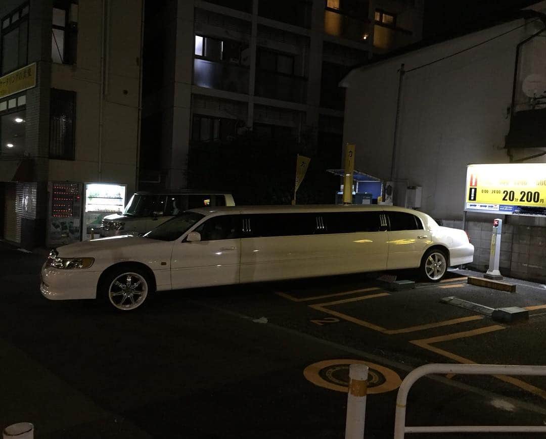 浅井優さんのインスタグラム写真 - (浅井優Instagram)「駐車場からハミ出していたリムジン。 #他人事とは思えない。 #ベットから足がハミ出している #自分に当てはめて #見てしまった。 #ってか普通の駐車場に駐めていいんだね。 #アサインスタワー #別世界へようこそ #高いところからすみません！！ #あさいタワー」4月1日 12時42分 - bakemon_sensei