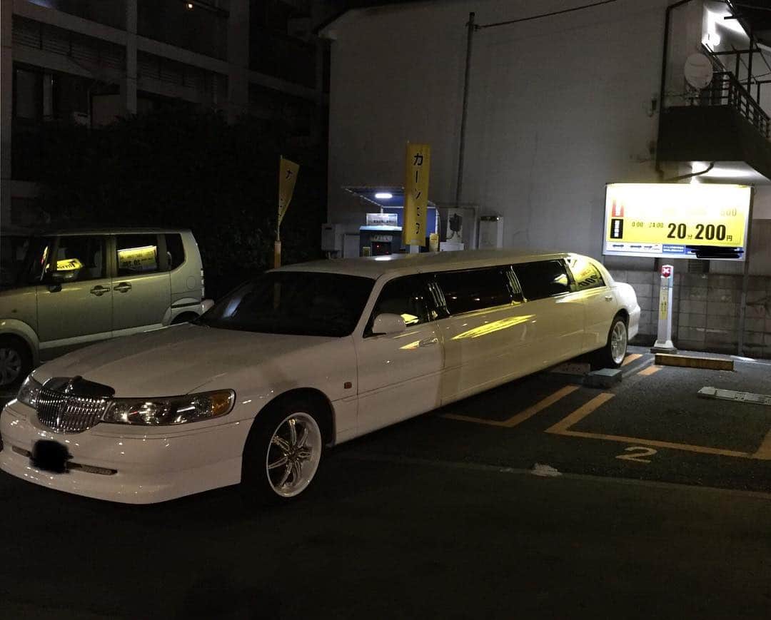 浅井優のインスタグラム：「駐車場からハミ出していたリムジン。 #他人事とは思えない。 #ベットから足がハミ出している #自分に当てはめて #見てしまった。 #ってか普通の駐車場に駐めていいんだね。 #アサインスタワー #別世界へようこそ #高いところからすみません！！ #あさいタワー」