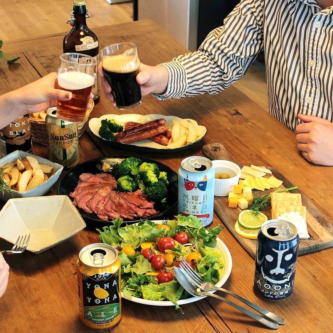 よなよなエール/ヤッホーブルーイングさんのインスタグラム写真 - (よなよなエール/ヤッホーブルーイングInstagram)「🍺父の日限定ビールリニューアル！🍺✨ . 今日からよなよなの里では、「お試し父の日セット」を販売開始！ . 実は今年は「父の日限定醸造ビール」を新しくしたのです😇 . . . こちらの販売開始を記念して、今日から毎週1名様に「お試し父の日セット」が当たるフォトコンテストを開催します♪ . #お父さんにエールを  のハッシュタグをつけてInstagramに投稿しよう！ . . . お父さんにエール（応援）を贈る、とっておきの思い出エピソードを募集しちゃいます♪ . 乾杯の写真は自由！ お父さんとの乾杯でもいいですし、アニメや漫画の「お父さん」との乾杯でも、はたまたお空に「エア乾杯」でも、なんでもOK！ . とっておきの乾杯の写真とエピソードを投稿していただいた方の中から、【毎週】、スタッフがぐっと来た投稿者の方1名様に、「お試し父の日セット」をプレゼントしちゃいます！👏🎉✨ . .  参加方法は簡単！ . ①乾杯の写真を撮ってください！ . ②ハッシュタグ#お父さんにエールを  を付けて、お父さんとの思い出エピソードをInstagramに投稿してください！ . 応募期間：4/1(月)～6/16(日)（予定) . ※アカウント非公開・ハッシュタグがついていない場合はプレゼントの対象外となります。あらかじめご了承ください。 ※月曜日から日曜日までを1週間としてカウントします。 ※本キャンペーンは早期終了する可能性がございます。 . . . みなさんのご応募お待ちしています～！🍺 . #お父さんにエールを  #お父さんありがとう  #父の日  #お試し父の日セット #ビール好き #ビール部  #ヤッホーブルーイング #ビール  #クラフトビール #よなよなエール #ビアスタグラム #飲酒タグラム  #beer#craftbeer #beerstagram#lovebeer #brewery#craftbrewery#craftbrew #craftbrewing#newrelease #新作#新発売#限定」4月1日 12時35分 - yonayona.ale