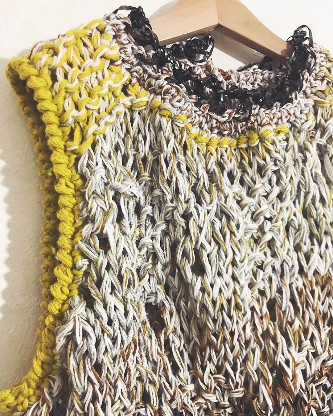 蓮沼千紘さんのインスタグラム写真 - (蓮沼千紘Instagram)「Knitted Spring&Summer vest 🌼 . material:cotton&linen&vinyl. . サマーニットバージョン自分にも編みたいと思いました♡ 気に入ってもらえて嬉しかったです☺️ . .  #aneddy #knit #material」4月1日 12時37分 - knitchihiro