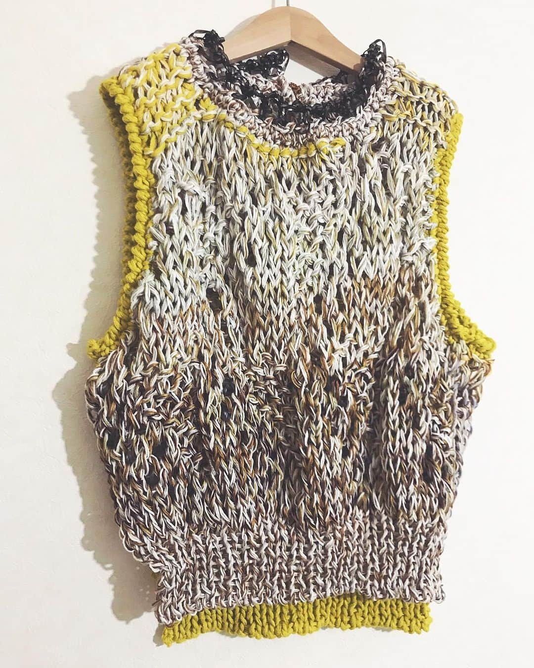 蓮沼千紘さんのインスタグラム写真 - (蓮沼千紘Instagram)「Knitted Spring&Summer vest 🌼 . material:cotton&linen&vinyl. . サマーニットバージョン自分にも編みたいと思いました♡ 気に入ってもらえて嬉しかったです☺️ . .  #aneddy #knit #material」4月1日 12時37分 - knitchihiro