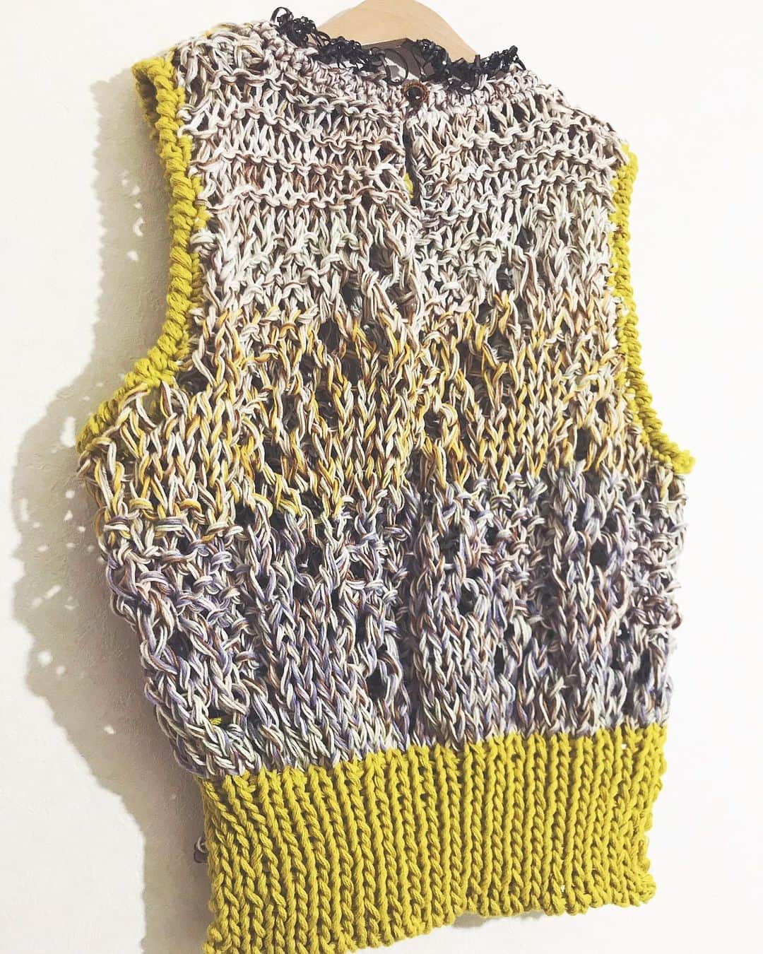 蓮沼千紘さんのインスタグラム写真 - (蓮沼千紘Instagram)「Knitted Spring&Summer vest 🌼 . material:cotton&linen&vinyl. . サマーニットバージョン自分にも編みたいと思いました♡ 気に入ってもらえて嬉しかったです☺️ . .  #aneddy #knit #material」4月1日 12時37分 - knitchihiro