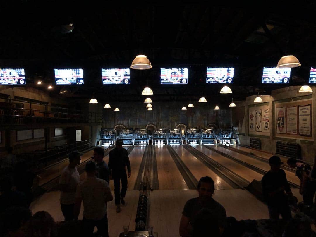 ブリジット・リーガンさんのインスタグラム写真 - (ブリジット・リーガンInstagram)「Thank you @highlandparkbowl for an epic party for my main man!! Things got blurrier ... 💯🎳💫🎂👖💋」4月1日 12時39分 - bridgetregan