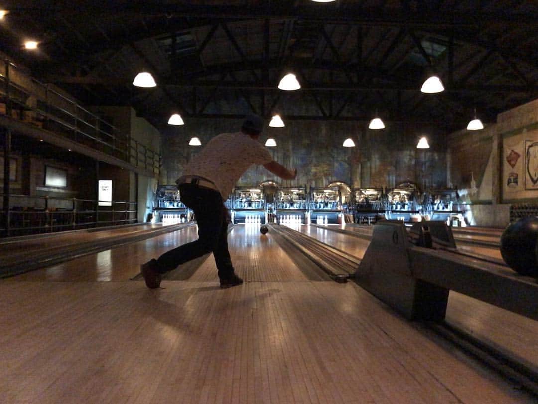 ブリジット・リーガンさんのインスタグラム写真 - (ブリジット・リーガンInstagram)「Thank you @highlandparkbowl for an epic party for my main man!! Things got blurrier ... 💯🎳💫🎂👖💋」4月1日 12時39分 - bridgetregan