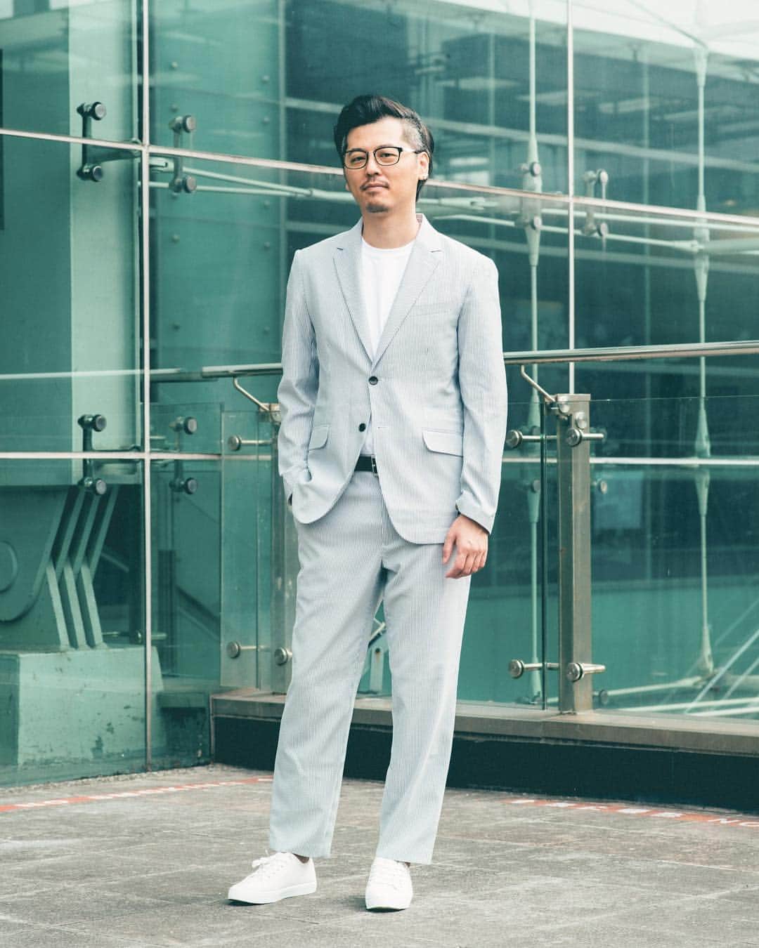 GU TAIWANさんのインスタグラム写真 - (GU TAIWANInstagram)「GU前進南港！綻放時尚享受生活 邀您一起感受南港魅力！ - 南港在地代表 媒體設計總監 周青永 - ／ON ／ 周青永選擇了質感休閒（Smart Casual）作為上班通勤時的穿著，泡泡紗成套西裝是極其適合夏天的質材，不僅在機能上做到吸濕快乾的效果，視覺上有種清涼感。下半身輕便九分褲的俐落剪裁，穿出個人品味同時又兼具舒適感。作為一個創意人，就要對於細節的講究都反映在生活的每個小巧思上！ ／OFF／ 下班或假日時，換上棒球帽取代拘謹的後梳油頭，隨性將外套披於肩上，換個方式，同樣的穿著也能小技巧創造不同面貌。穿搭就是自由自在，沒有侷限。 - 2019.4.12(五）南港開幕倒數中  豐富你的日常時尚，每一天都煥然一新✨  #0412GU南港CITYLINK盛大開幕 #GU南港時尚首站登場 #豐富你的日常時尚 #每一天都煥然一新 #YOURFREEDOM」4月1日 12時41分 - gu_taiwan