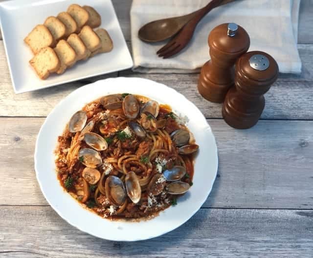 オリーブオイルライフさんのインスタグラム写真 - (オリーブオイルライフInstagram)「あさり×ひき肉でコク増しパスタ♪ ﻿ ﻿ 【あさりとひき肉のトマトスパゲッティ】 ﻿ こんにちは！ Kazueです。 ﻿ 春になりおいしそうなあさりを店頭で見つけました。 ﻿ まだ殻は小さいですが実がたっぷりつまっていそうです！ ﻿ 冷蔵庫にあったひき肉と合わせて絶品パスタができたのでご紹介します♪ ﻿ ﻿ ﻿ 《材料　2人分》 ﻿ パスタ　200g ﻿ あさり（砂抜き済み）　200g ﻿ 豚ひき肉　100g ﻿ にんにく　1かけ ﻿ トマト水煮缶　400g ﻿ ローリエ　1枚 ﻿ オリーブオイル　大さじ1強 ﻿ 砂糖　小さじ1 ﻿ 塩・こしょう　各適量 ﻿ パルメザンチーズ　適量 ﻿ パセリ（みじん切り）　あれば ﻿ ﻿ 《作り方》 ﻿ ①あさりは殻と殻をこすりあわせて、流水できれいに洗う。にんにくはみじん切りにする。 ﻿ ②フライパンにオリーブオイルとにんにくを入れて、弱火で炒め、香りがたったらひき肉を入れて炒める。あさり、トマト缶、ローリエ、砂糖を入れふたをしてあさりの口が開くまで蒸し煮する。塩、こしょうで味を調える。 ﻿ ③鍋に湯を沸かし、沸騰したら塩を入れて、パスタを表記通りにゆでる。 ﻿ ④ゆであがったパスタとソースをからめ、器に盛り、パセリ、パルメジャンチーズをかける。 ﻿ ﻿ ボリューム満点であさりと豚肉の旨みもたっぷり！ ﻿ オリーブオイルとトマトが食材をうまくまとめてくれますよ～。 ﻿ 今回は軽めの赤ワインで合わせるのがおすすめです。 ﻿ ぜひお試しくださいね～♪ ﻿ ﻿ #春のあさり　#豚ひき肉　#あさり　#トマト缶　#にんにく　#旨み豊富　#赤ワインに合う　#簡単　#オリーブオイル　#オリーブオイルライフ ﻿ #おいしい#料理#グルメ#クッキングラム#デリスタグラマー#レシピ#ごはん#おうちごはん﻿ #クッキング#いただきます﻿ #food#yammy#recipes#yummyfood#cooking#instafood#homemadefood#foodpic﻿ .﻿ .﻿ https://www.facebook.com/katsuyooliveoil/﻿ ﻿」4月1日 12時46分 - oliveoillife