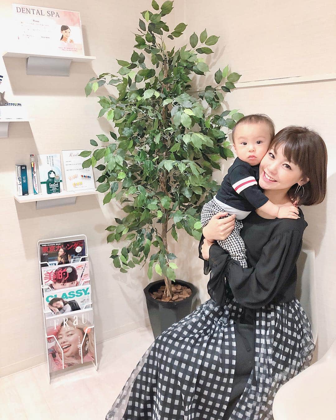 のインスタグラム：「🌸💕 ・ 先日の歯医者さんの日🦷✨ 息子はち君と #ギンガムチェック で #リンクコーデ にしました👼💗 ・ #まあみコーデ #スカート #renaikeikaku @renaikeikaku_official ・ 午後はベビースイミングへ行ってから お友達と #お花見 へ🌸💕 ・ ようやくキャッキャと 泳げるようになったよ〜😂✨ 今は潜る練習中🙌💗 ・ #親子コーデ #はち成長記録 #レンアイケイカク」