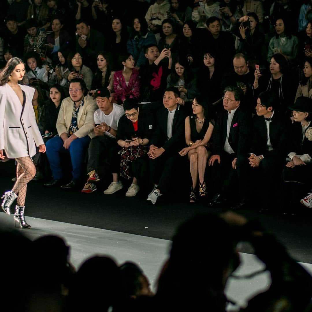 フー・ビンさんのインスタグラム写真 - (フー・ビンInstagram)「Came to support my dear sister @carinalau1208 at the Shanghai Fashion Week, loved the retro and sleek style this year @anirac_sh has to offer!」4月1日 12時47分 - hubing