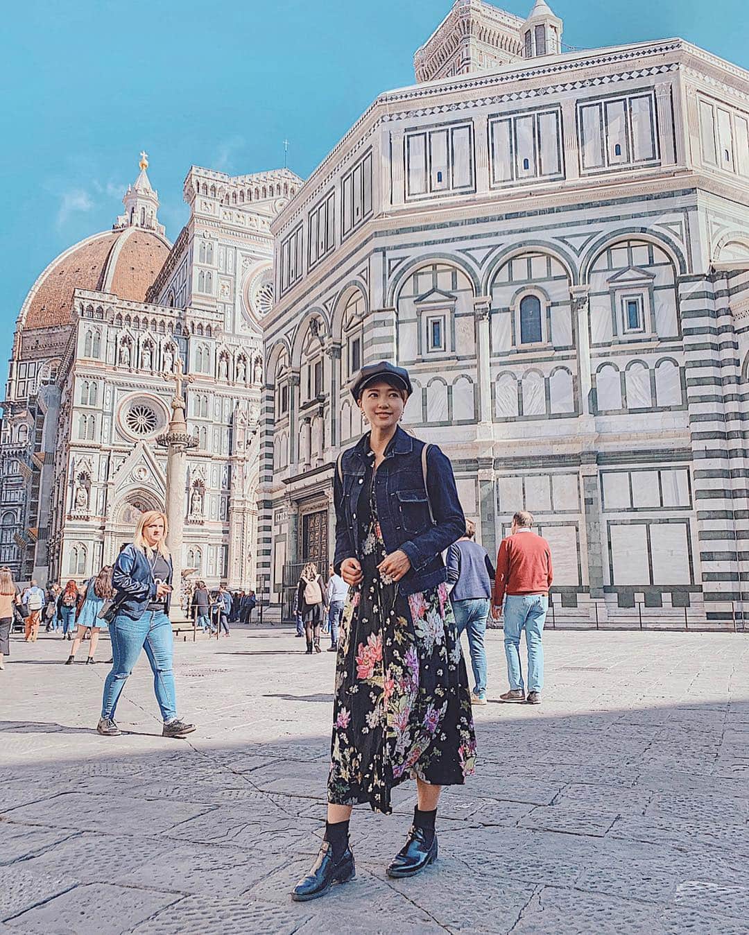 唯可（yuika）さんのインスタグラム写真 - (唯可（yuika）Instagram)「* フィレンツェの #サンタマリアデルフィオーレ大聖堂  圧巻過ぎて言葉が出なかった🇮🇹 * イタリア の昼間本当にあったかくて気持ち良い🤤🧡 お気に入りのデニムジャケットは @denime_original のモノ✨ 着れば着るほど自分の体に馴染んでくのがすごくお気に入り🙋‍♀️ユニセックスだよ👪 * * #italia#rite_official #duomo#サンタマリアノヴェッラ #イタリア#イタリア旅行#サンピエトロ大聖堂#ジェラート#バチカン市国#ローマ#スペイン広場 #トレビの泉#旅行#海外旅行#ワンピース#コーディネート#ファッション#大人カジュアル#ヴェネツィア#ロングワンピース #ローマ旅行 #写真好きな人と繋がりたい#お出かけ#デニム#デニムジャケット @ritetravel」4月1日 12時47分 - yu.i.k.a