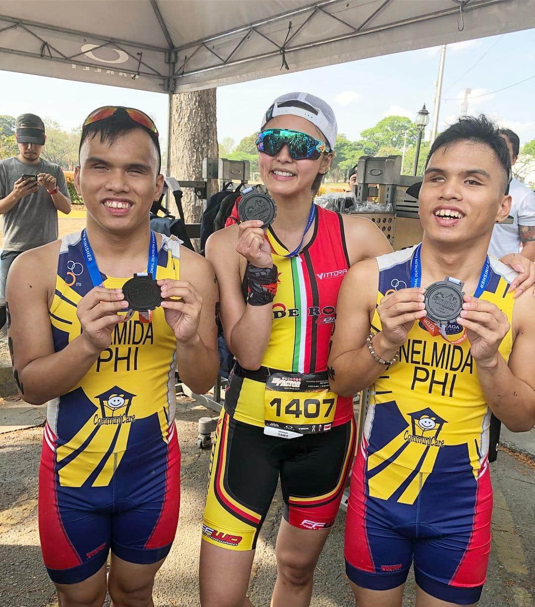 Kim Chiuさんのインスタグラム写真 - (Kim ChiuInstagram)「still in awe of these 2 triathletes on how they are motivated despite of being blind. just shows that there is no excuses, if you really want to do something you cant say “hindi ko kaya” coz look at them. I immediately have high respect to joshua and jerome. they only have the rope that they’re holding that is connected to their partner and thats it, but the speed is really up to them.  during the race those uphells killed me on the bike course almost gave up I almost went down and just push my bike upwards but I was thinking sila nga nakaya nila ako pa ba. so this really pushed me and biked myself upwards!🚴🏻‍♀️ then tadahhh!!! good thing i didnt give up!!!! . it really matters to your motivation!!! just like in life we have to be motivated on what we want to achieve so that we cant have that option to give up!❤️ motivation is the key!!!👊🏻💥 mabuhay kayo Nelmida brothers!👏🏼👏🏼👏🏼」4月1日 12時47分 - chinitaprincess