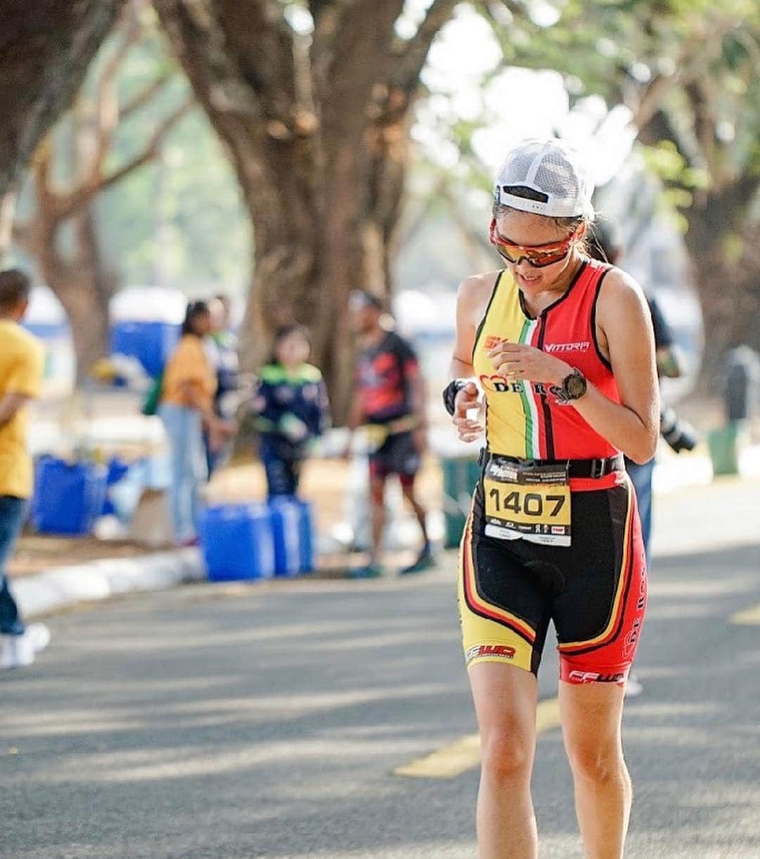 Kim Chiuさんのインスタグラム写真 - (Kim ChiuInstagram)「still in awe of these 2 triathletes on how they are motivated despite of being blind. just shows that there is no excuses, if you really want to do something you cant say “hindi ko kaya” coz look at them. I immediately have high respect to joshua and jerome. they only have the rope that they’re holding that is connected to their partner and thats it, but the speed is really up to them.  during the race those uphells killed me on the bike course almost gave up I almost went down and just push my bike upwards but I was thinking sila nga nakaya nila ako pa ba. so this really pushed me and biked myself upwards!🚴🏻‍♀️ then tadahhh!!! good thing i didnt give up!!!! . it really matters to your motivation!!! just like in life we have to be motivated on what we want to achieve so that we cant have that option to give up!❤️ motivation is the key!!!👊🏻💥 mabuhay kayo Nelmida brothers!👏🏼👏🏼👏🏼」4月1日 12時47分 - chinitaprincess