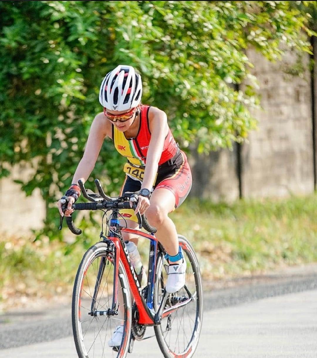 Kim Chiuさんのインスタグラム写真 - (Kim ChiuInstagram)「still in awe of these 2 triathletes on how they are motivated despite of being blind. just shows that there is no excuses, if you really want to do something you cant say “hindi ko kaya” coz look at them. I immediately have high respect to joshua and jerome. they only have the rope that they’re holding that is connected to their partner and thats it, but the speed is really up to them.  during the race those uphells killed me on the bike course almost gave up I almost went down and just push my bike upwards but I was thinking sila nga nakaya nila ako pa ba. so this really pushed me and biked myself upwards!🚴🏻‍♀️ then tadahhh!!! good thing i didnt give up!!!! . it really matters to your motivation!!! just like in life we have to be motivated on what we want to achieve so that we cant have that option to give up!❤️ motivation is the key!!!👊🏻💥 mabuhay kayo Nelmida brothers!👏🏼👏🏼👏🏼」4月1日 12時47分 - chinitaprincess