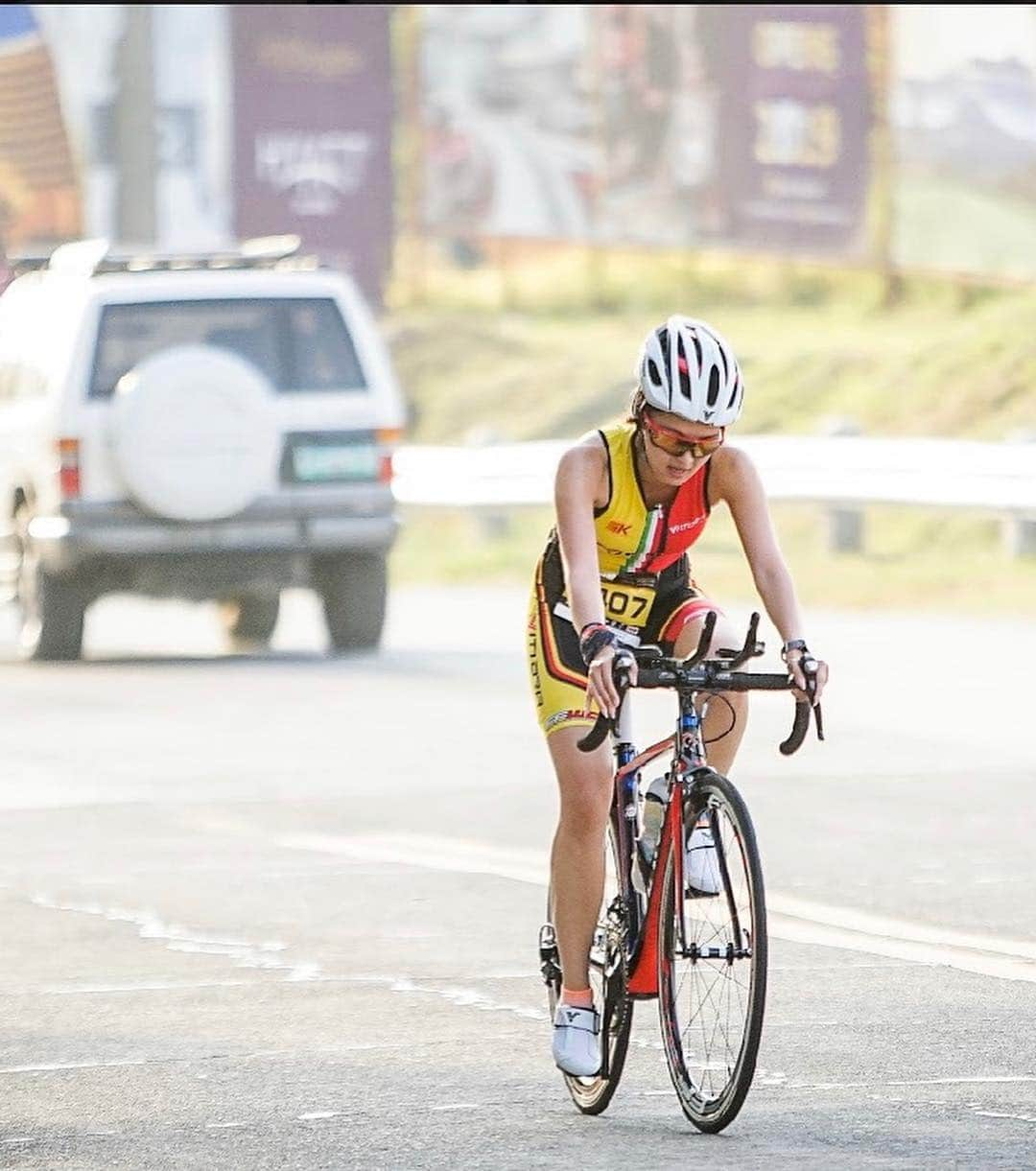 Kim Chiuさんのインスタグラム写真 - (Kim ChiuInstagram)「still in awe of these 2 triathletes on how they are motivated despite of being blind. just shows that there is no excuses, if you really want to do something you cant say “hindi ko kaya” coz look at them. I immediately have high respect to joshua and jerome. they only have the rope that they’re holding that is connected to their partner and thats it, but the speed is really up to them.  during the race those uphells killed me on the bike course almost gave up I almost went down and just push my bike upwards but I was thinking sila nga nakaya nila ako pa ba. so this really pushed me and biked myself upwards!🚴🏻‍♀️ then tadahhh!!! good thing i didnt give up!!!! . it really matters to your motivation!!! just like in life we have to be motivated on what we want to achieve so that we cant have that option to give up!❤️ motivation is the key!!!👊🏻💥 mabuhay kayo Nelmida brothers!👏🏼👏🏼👏🏼」4月1日 12時47分 - chinitaprincess