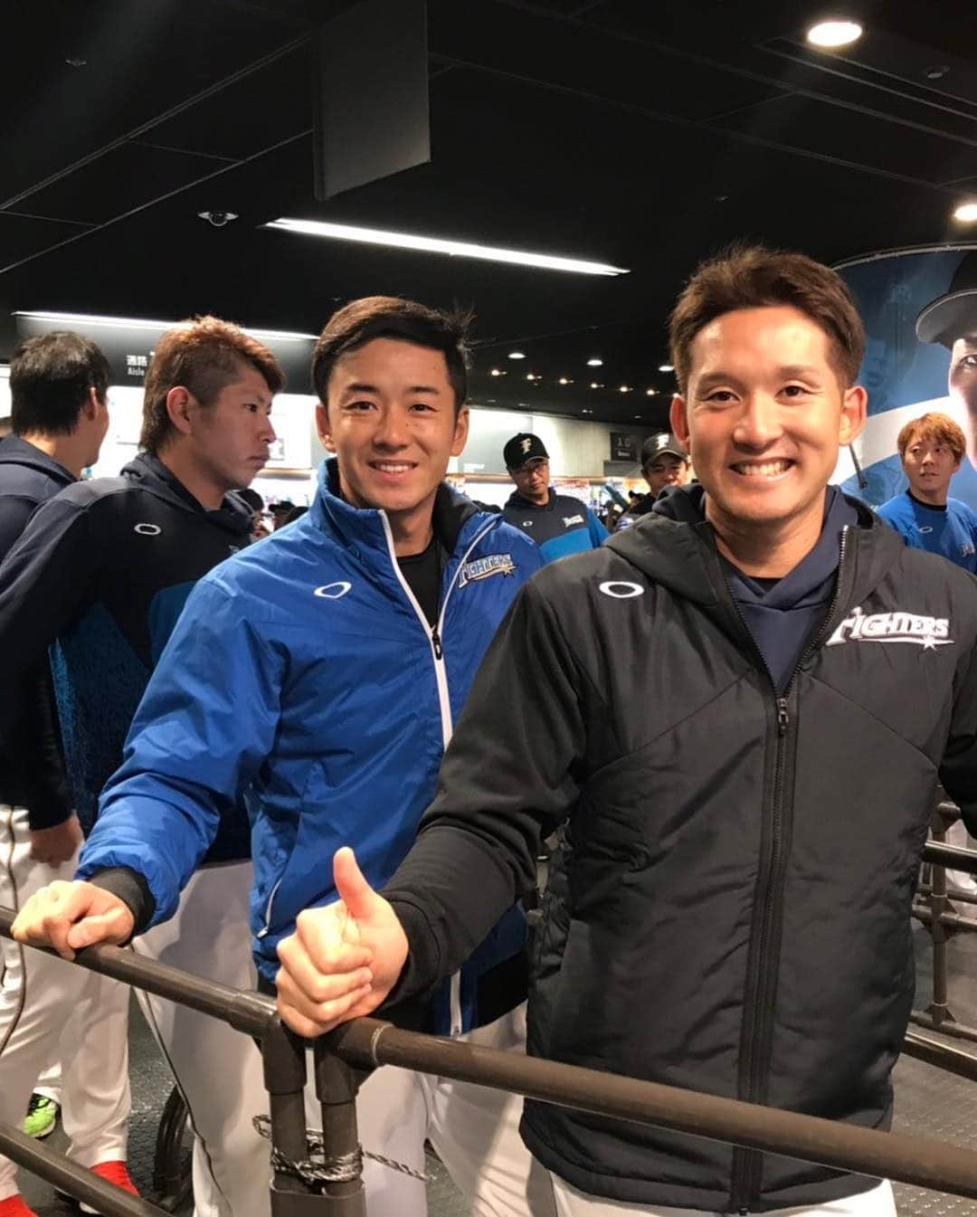 杉谷拳士さんのインスタグラム写真 - (杉谷拳士Instagram)「⚾️プロ野球開幕⚾️ ロッカーシリーズです‼︎ 直接言いたいですがここはInstagramを通して本人に伝えたい。。 横の先輩は今シーズンからリラックス法を変えたみたいで…… 練習終わりにいつも。。 ケラケラ笑ってる姿がまたなんとも言えない。😞 はっきり言おう‼︎‼︎😤 そこ私の椅子なんです。。😭笑  なんやかんやでワチャワチャしたシーズンが始まりました♫ いつでも出れるようにしっかり準備します( ◠‿◠ ) 今日は仙台に移動休み✨😊 〇〇さんと初めてご飯行くので楽しみです✨🤓♫ . #平成 #令和 #斎藤佑樹 #リラックス #ロッカー #初めてのご飯 #仙台 #牛タン」4月1日 12時58分 - kenshi.02