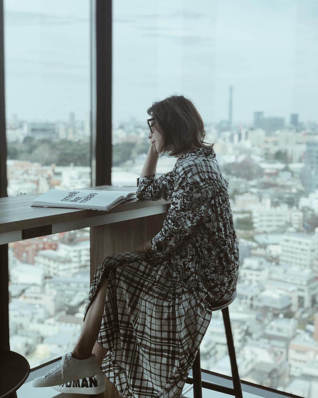 のインスタグラム：「デザインワンピースは  @escadaofficial 🌸  ストンっと落ち感のある着やすい素材のワンピースは 細部までデザインが可愛い😭♡ 花柄とチェックのコンビネーションがオシャレで素敵🥺💕 ・ ・ ・ #coordinate#ootd#outfit#fashion#blogger#japan#ESCADA #エスカーダ#ESCADASPORT＃エスカーダスポート#ワンピース#シャツワンピ#スニーカー#スニーカーコーデ」