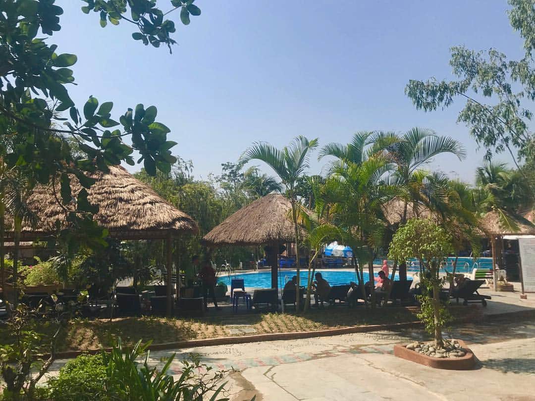 Nagisa 나기사さんのインスタグラム写真 - (Nagisa 나기사Instagram)「🇻🇳1802ベトナムtrip🇻🇳﻿﻿ ﻿﻿ 現在地Peru🇵🇪Tripはストーリーにて﻿﻿﻿ ﻿﻿﻿ ﻿﻿ ニャチャンの有名﻿スポットであるマッドスパ（泥温泉）﻿ その中の一つ「Thap Ba Hot Spring Centre」﻿ ﻿ お肌がつるつるになる〜とのことで行ってきました。﻿ と言っても、常温のマッドがバスタブに入ってきてそれに浸かる感じ。といっても、想像するようなとろっとしたマッドと言うよりは泥水（笑）﻿ ちゃんとマッドも入れ替えをしてて清潔感あって良かったです。﻿ ﻿ マッドスパの後は、体についた泥を落としてプール〜✨﻿ のんびりジュース飲んだりリラックスできました😊﻿ ﻿﻿ ﻿﻿﻿﻿﻿﻿﻿﻿ #海外生活 #外国生活 #ベトナム旅行 #sagojoinsta #retrip_vietnam #retrip #タビジョ #旅行好きな人と繋がりたい #女子旅 #世界一周 #Vietnam #jtbで旅したい #タビジェニ #anaタビキブン﻿ #タビジェニアンバサダー  #stayway女子旅」4月1日 12時59分 - nagisa0713