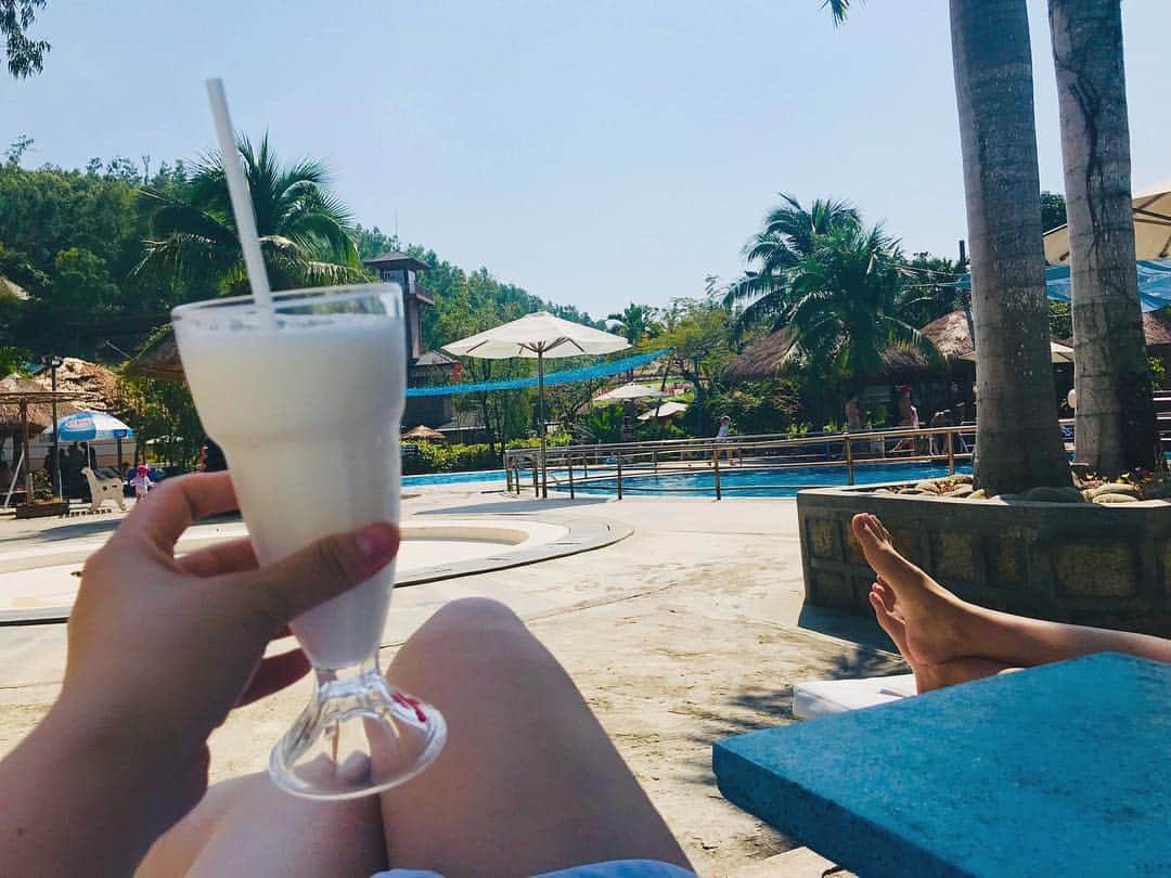 Nagisa 나기사さんのインスタグラム写真 - (Nagisa 나기사Instagram)「🇻🇳1802ベトナムtrip🇻🇳﻿﻿ ﻿﻿ 現在地Peru🇵🇪Tripはストーリーにて﻿﻿﻿ ﻿﻿﻿ ﻿﻿ ニャチャンの有名﻿スポットであるマッドスパ（泥温泉）﻿ その中の一つ「Thap Ba Hot Spring Centre」﻿ ﻿ お肌がつるつるになる〜とのことで行ってきました。﻿ と言っても、常温のマッドがバスタブに入ってきてそれに浸かる感じ。といっても、想像するようなとろっとしたマッドと言うよりは泥水（笑）﻿ ちゃんとマッドも入れ替えをしてて清潔感あって良かったです。﻿ ﻿ マッドスパの後は、体についた泥を落としてプール〜✨﻿ のんびりジュース飲んだりリラックスできました😊﻿ ﻿﻿ ﻿﻿﻿﻿﻿﻿﻿﻿ #海外生活 #外国生活 #ベトナム旅行 #sagojoinsta #retrip_vietnam #retrip #タビジョ #旅行好きな人と繋がりたい #女子旅 #世界一周 #Vietnam #jtbで旅したい #タビジェニ #anaタビキブン﻿ #タビジェニアンバサダー  #stayway女子旅」4月1日 12時59分 - nagisa0713